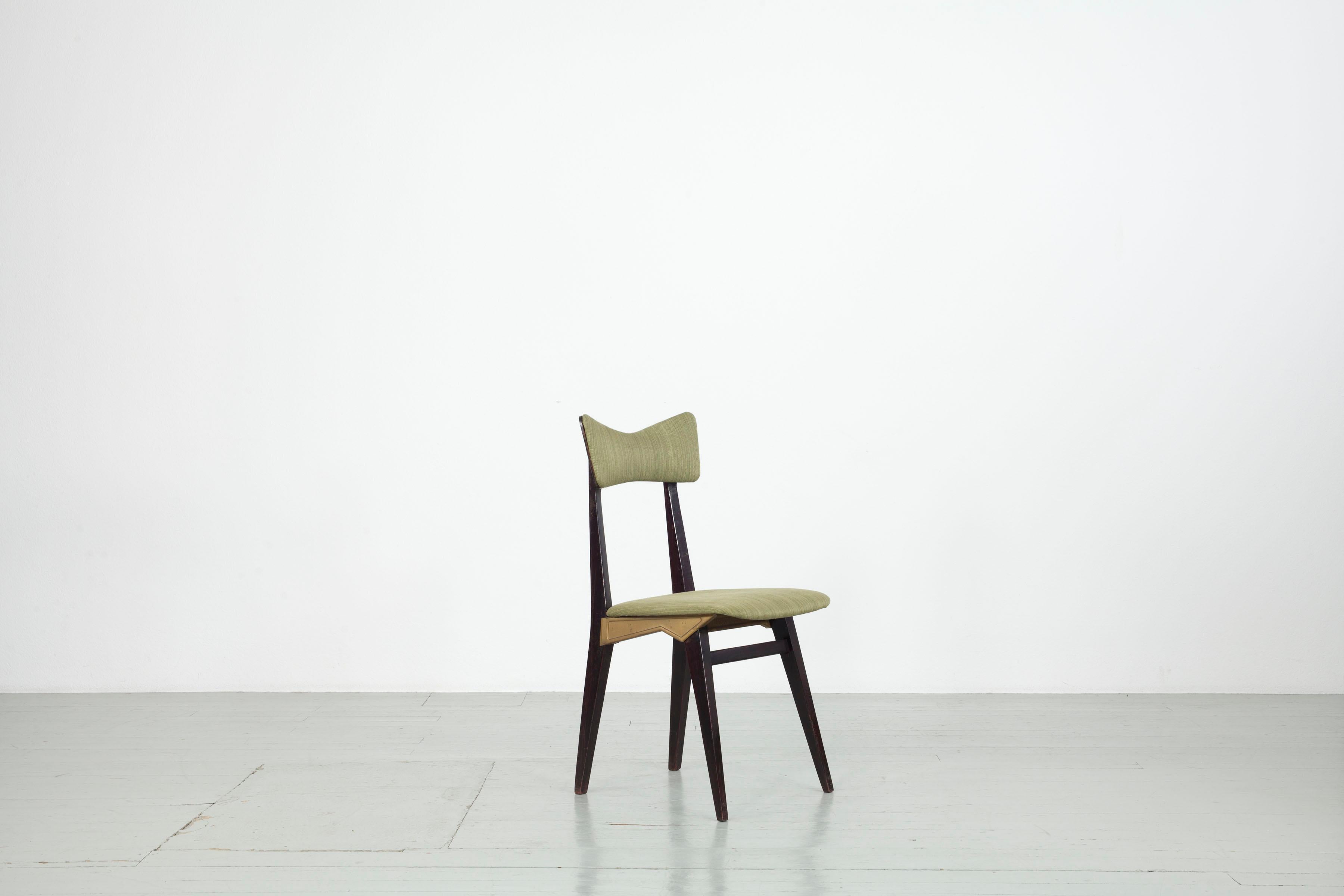 Cet ensemble de cinq chaises a été fabriqué en Italie dans les années 1950. Le dessin du fabricant Francor Ospitaletto est similaire à un dessin d'Ico Parisi (Ariberto Colombo). Les chaises sont fabriquées en bois de rose teinté foncé et en fonte