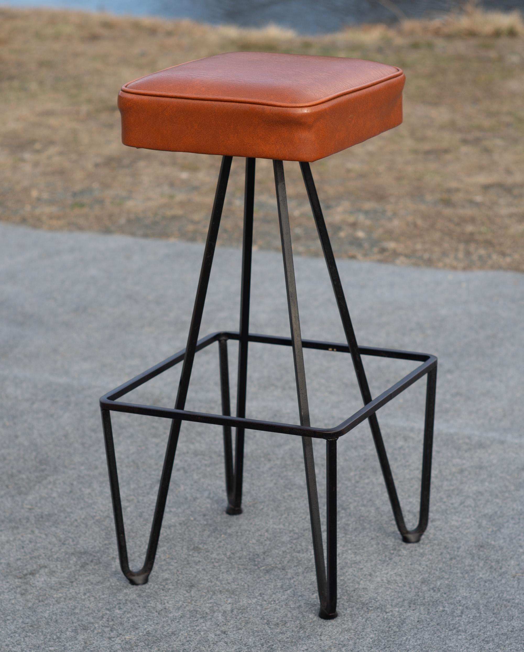 Set di 5 gambe quadrate Frederic Weinberg in ferro e similpelle arancione 1950s in vendita 3