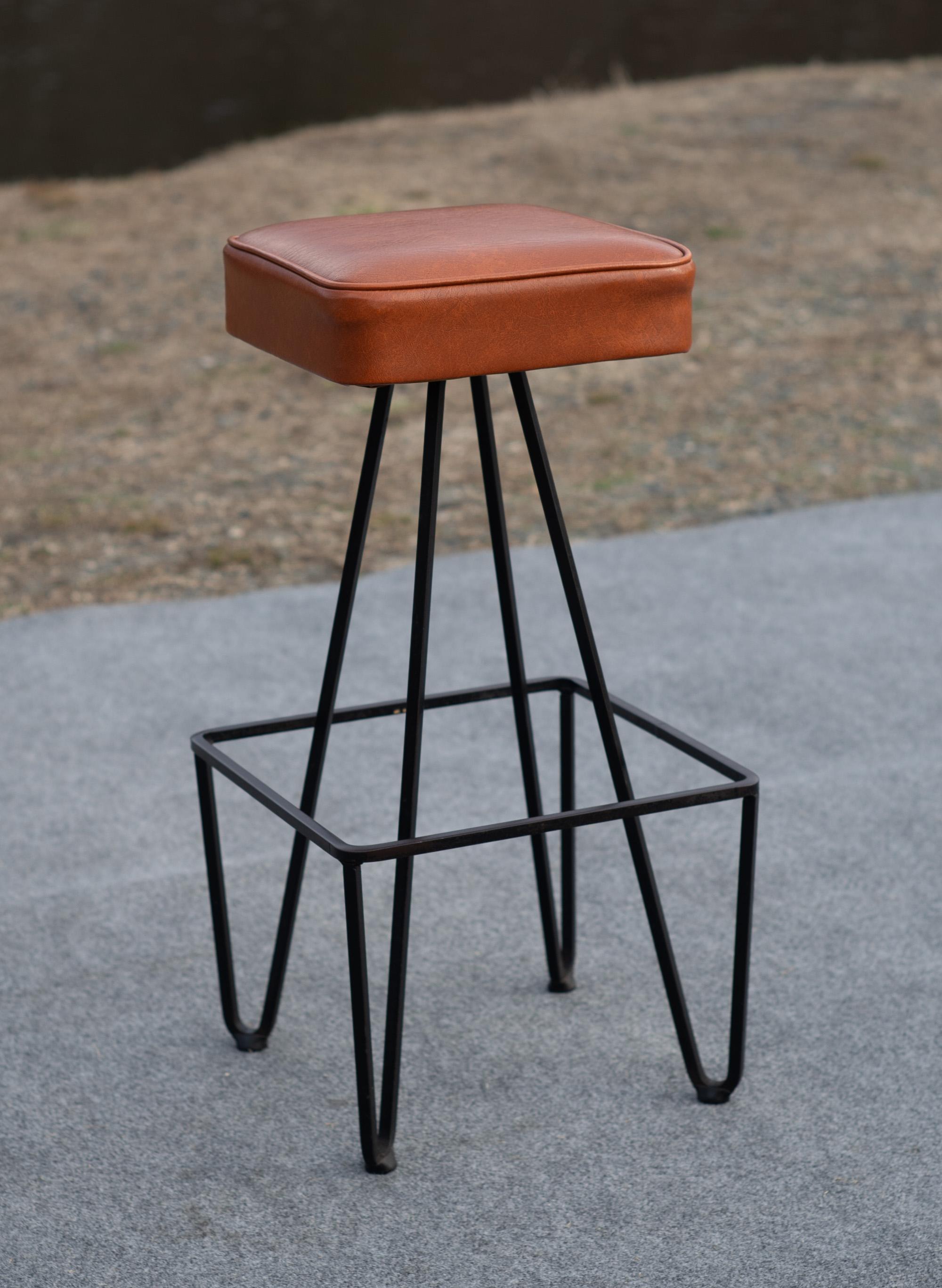 Set di 5 gambe quadrate Frederic Weinberg in ferro e similpelle arancione 1950s in vendita 4