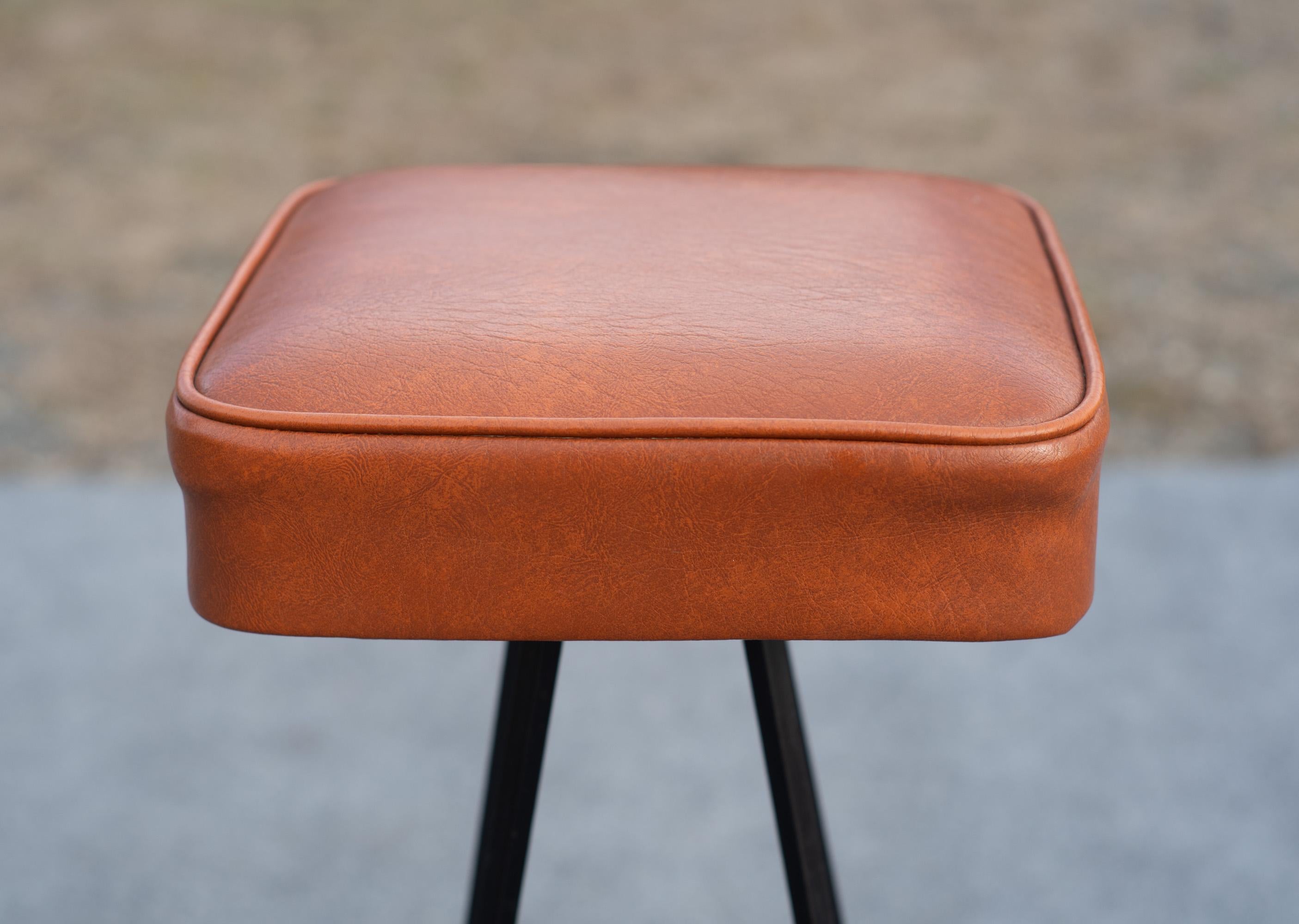 Set di 5 gambe quadrate Frederic Weinberg in ferro e similpelle arancione 1950s in vendita 6