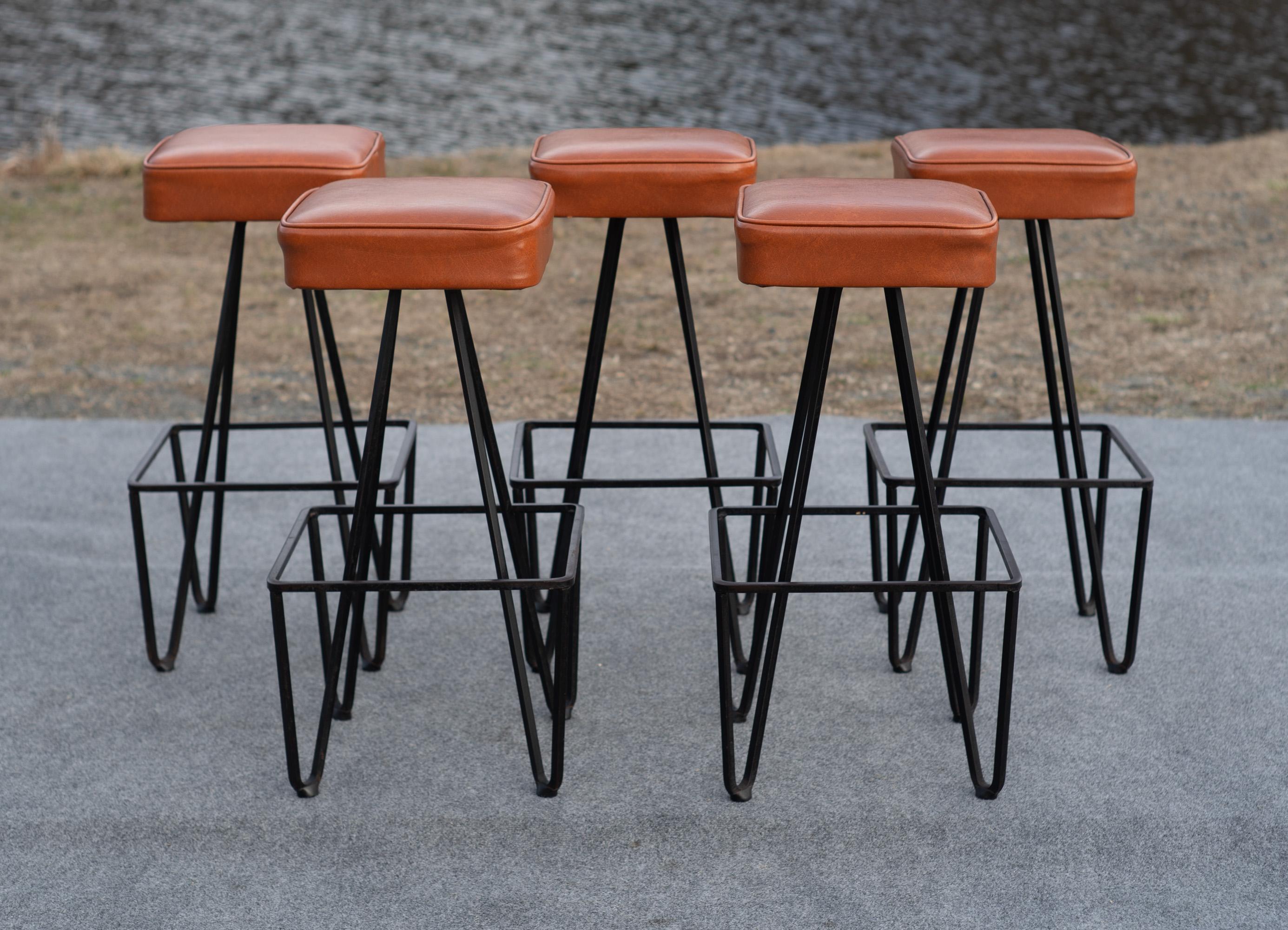 Mid-Century moderno Set di 5 gambe quadrate Frederic Weinberg in ferro e similpelle arancione 1950s in vendita