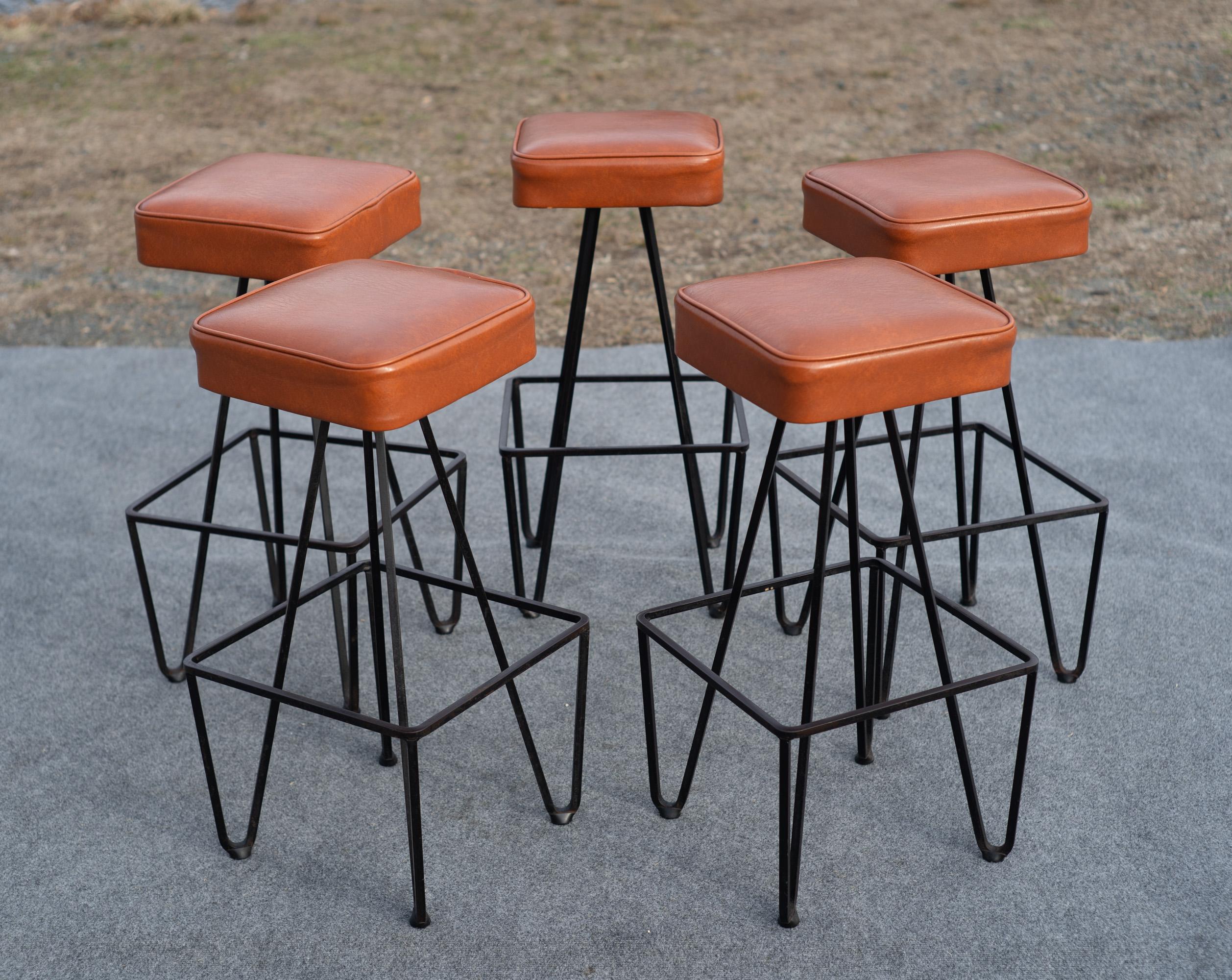 Americano Set di 5 gambe quadrate Frederic Weinberg in ferro e similpelle arancione 1950s in vendita