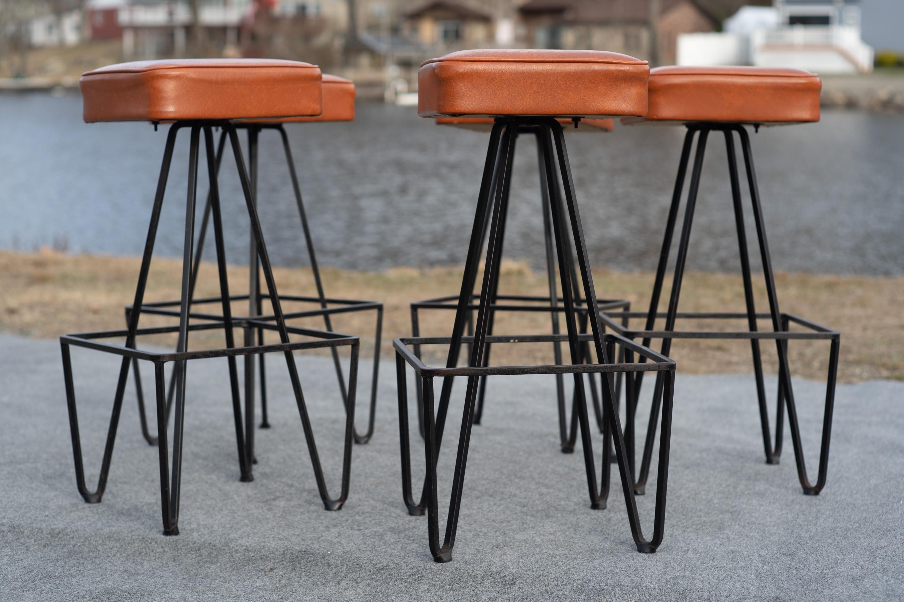 Set di 5 gambe quadrate Frederic Weinberg in ferro e similpelle arancione 1950s In condizioni buone in vendita a Philadelphia, PA