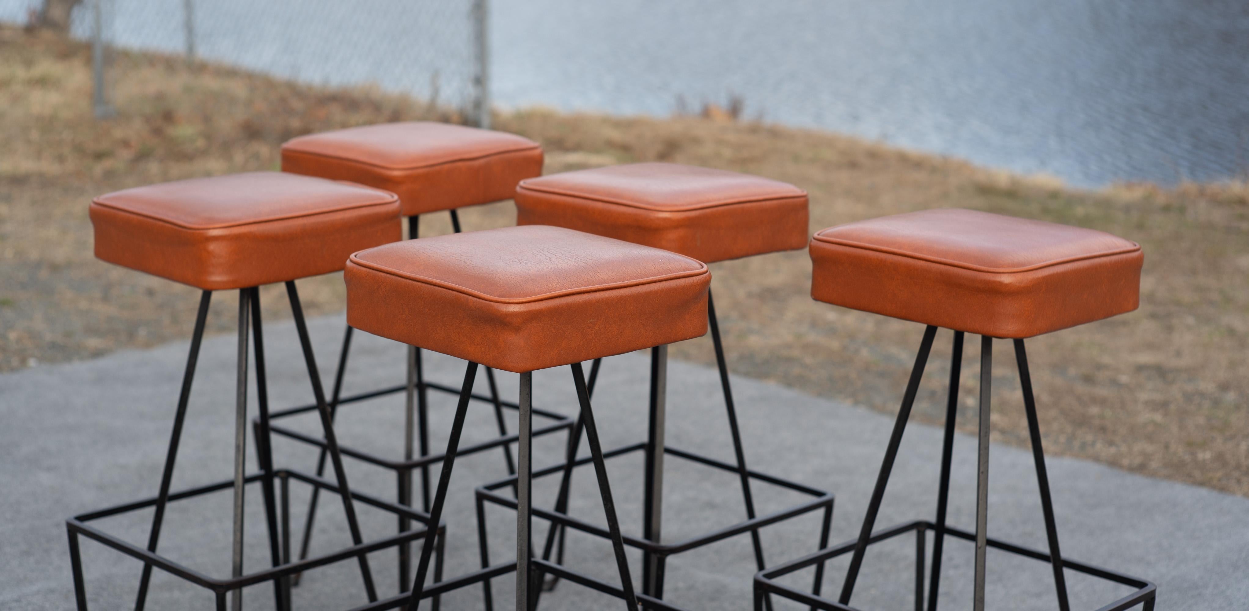 Metà XX secolo Set di 5 gambe quadrate Frederic Weinberg in ferro e similpelle arancione 1950s in vendita