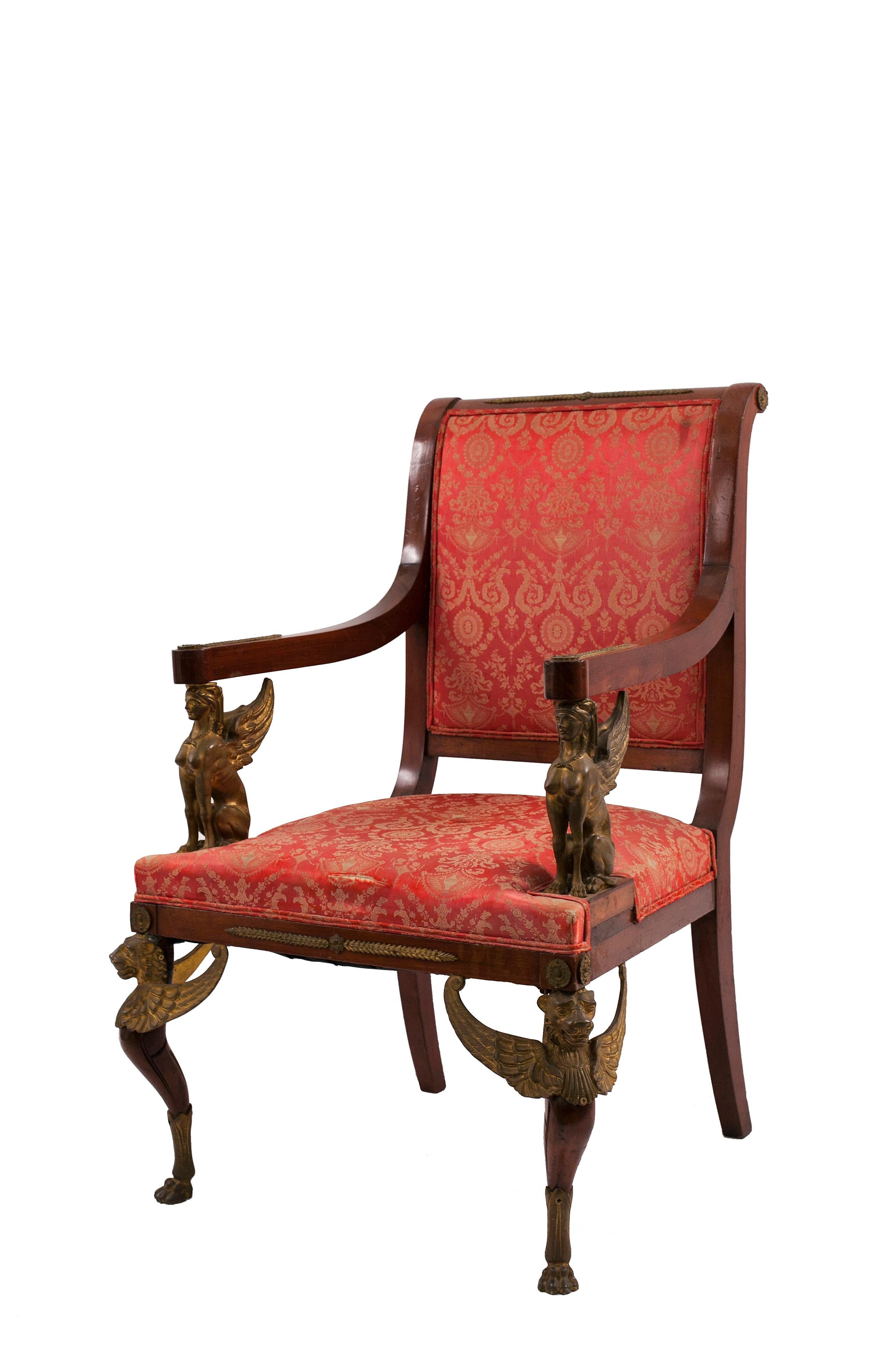 Ensemble de 5 meubles de salon ou de salle à manger en acajou de style Empire français (19e siècle) avec garnitures en bronze et tapisserie en damas rouge. 

Mesures :

2 bras 27½