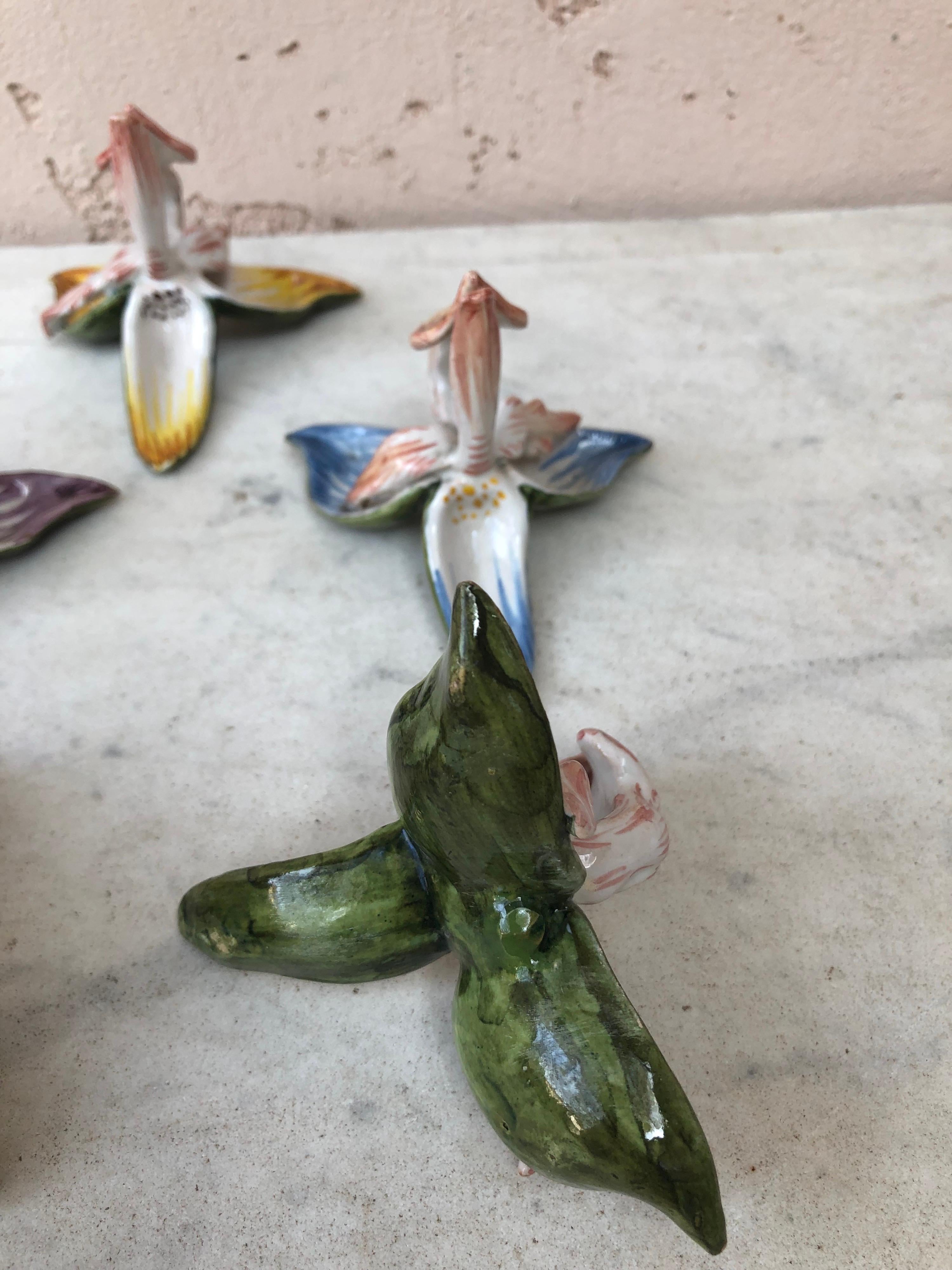 Set von 5 französischen Orchideen-Plattenhaltern aus Fayence, um 1900 im Zustand „Gut“ im Angebot in Austin, TX