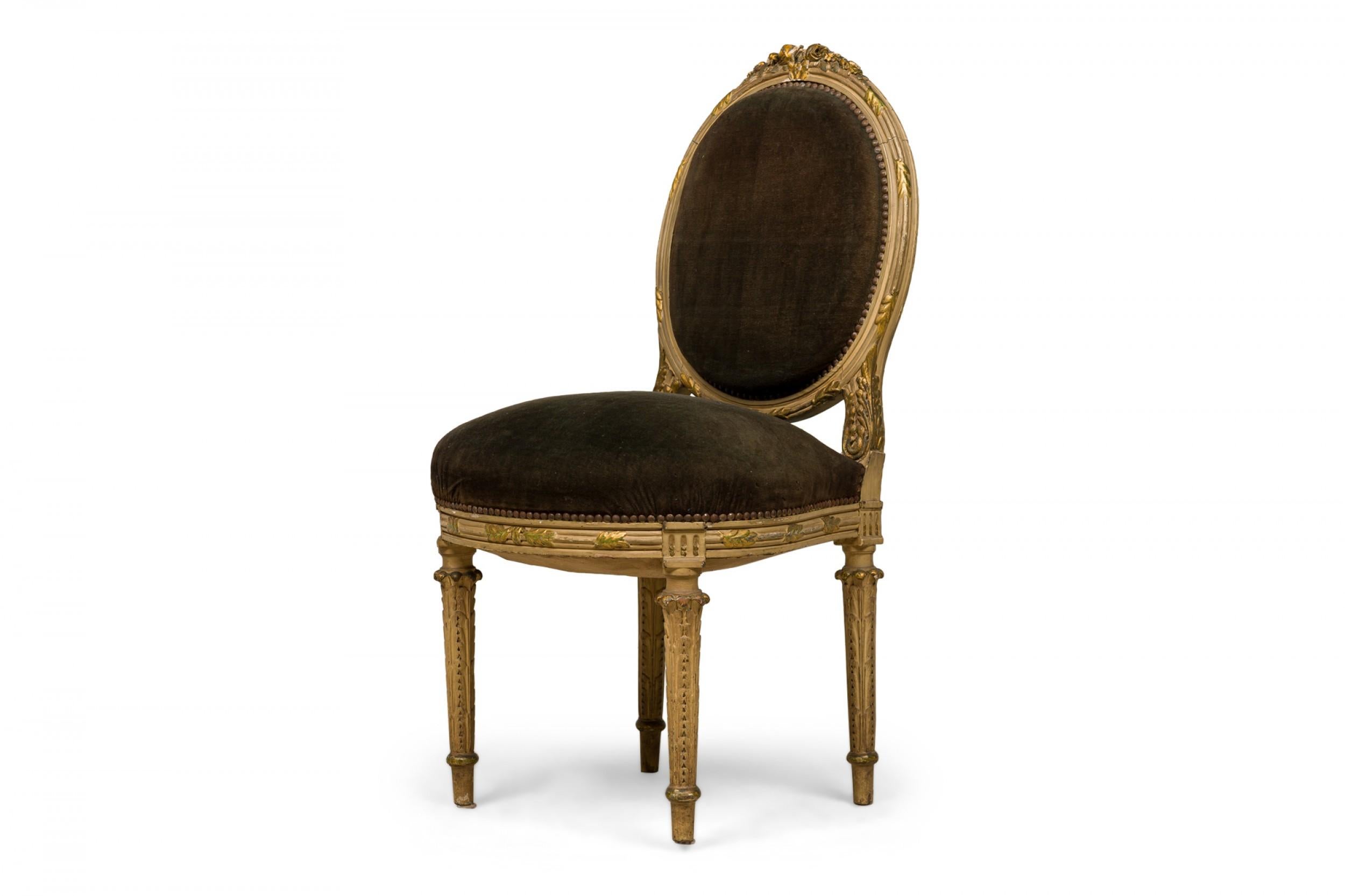 Set of 5 French Louis XVI Style Oval Back Green Velvet Upholstered Dining Chairs (Louis XVI.) im Angebot