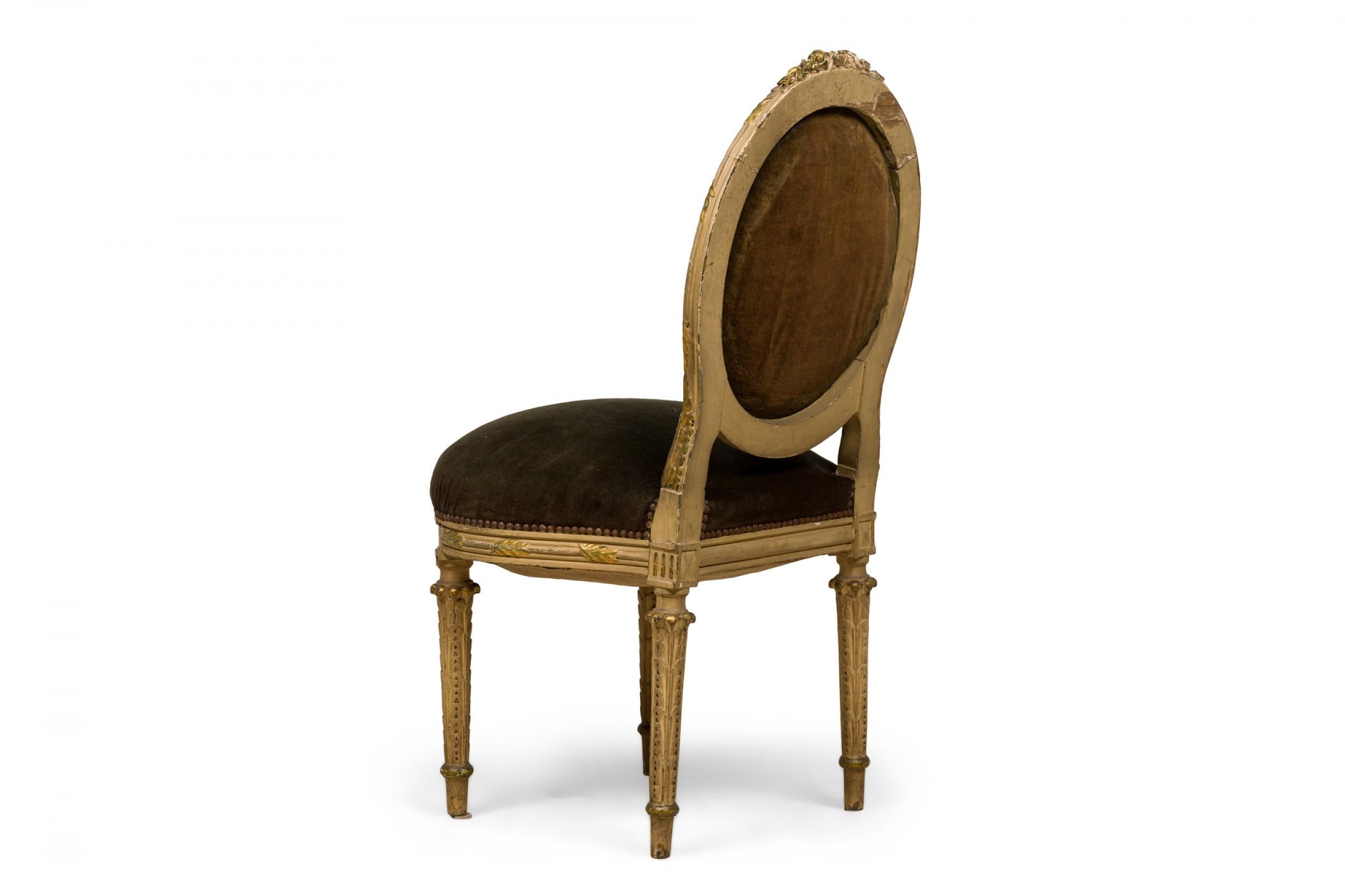 Set of 5 French Louis XVI Style Oval Back Green Velvet Upholstered Dining Chairs (Geschnitzt) im Angebot