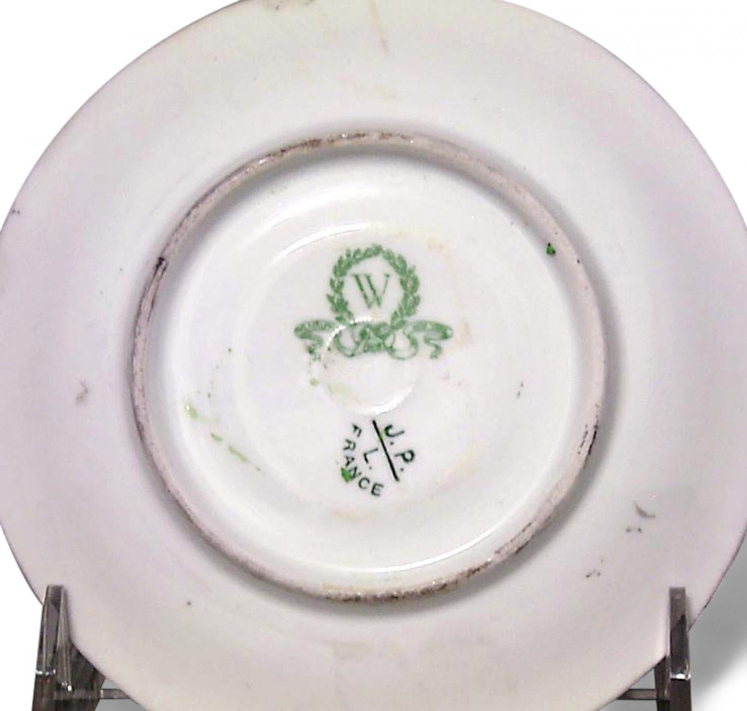 Set di 5 tazze da tè e piattini in porcellana bianca di epoca vittoriana con decorazioni floreali rosa e verdi e finiture dorate. (PREZZO COME SET)