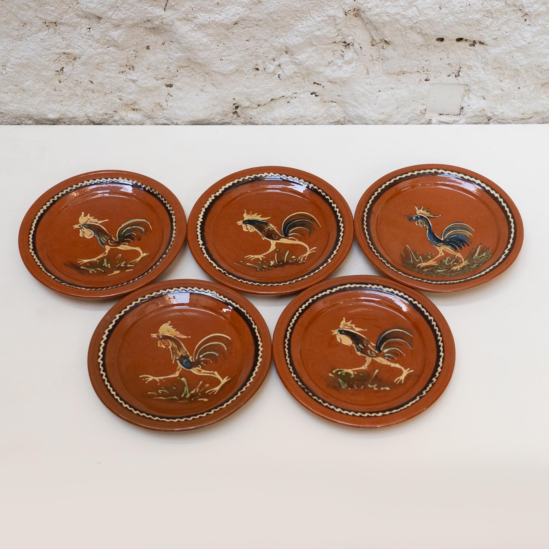 Lote de 5 Platos Gallos Díaz Costa (1960)

Descripción técnica:

El Juego de 5 Platos Gallos Díaz Costa, creado en 1960, es una elegante colección de platos decorados con motivos de gallos, muestra de la cerámica artesanal de Díaz Costa. Cada plato