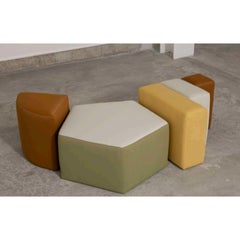 Juego de 5 puffs geométricos en flor de Sofía Alvarado