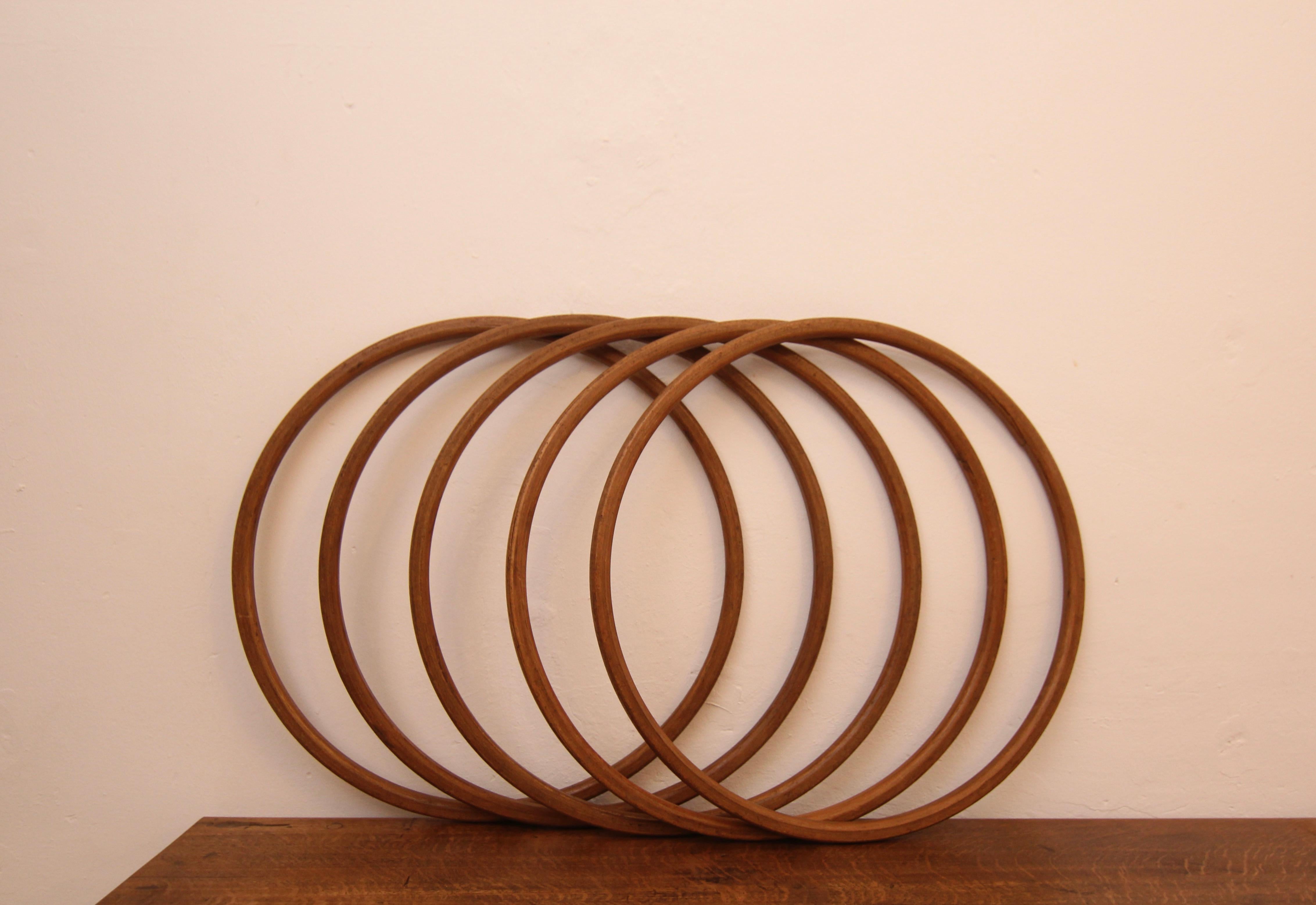 Un set di 5 anelli da ginnastica o hula hoop in legno di faggio della metà del secolo scorso.

Diametro: 60 cm
2,5 cm x 2,5 cm di spessore 