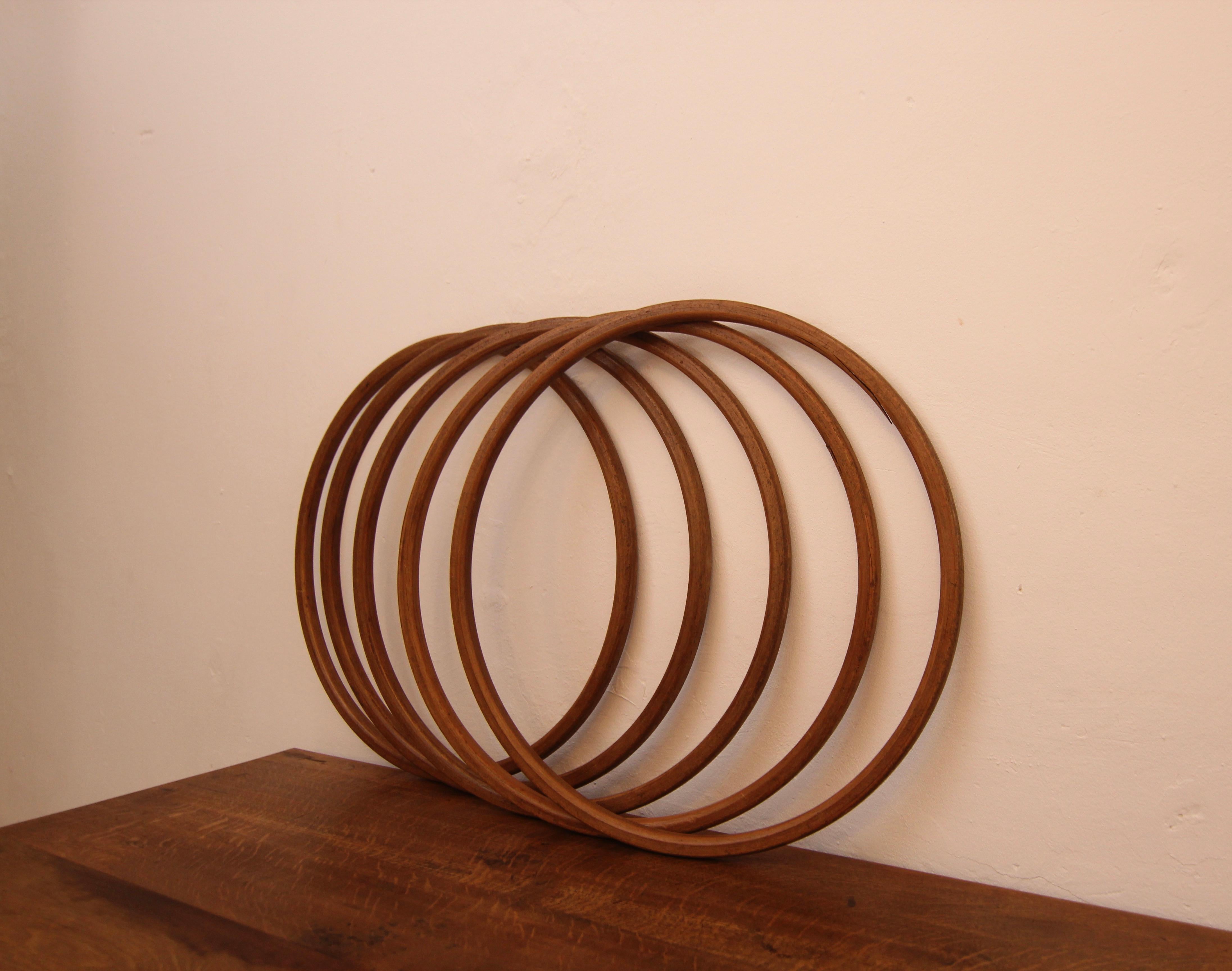 Mid-Century moderno Set di 5 anelli Hula Hoop in legno tedesco di metà secolo in vendita