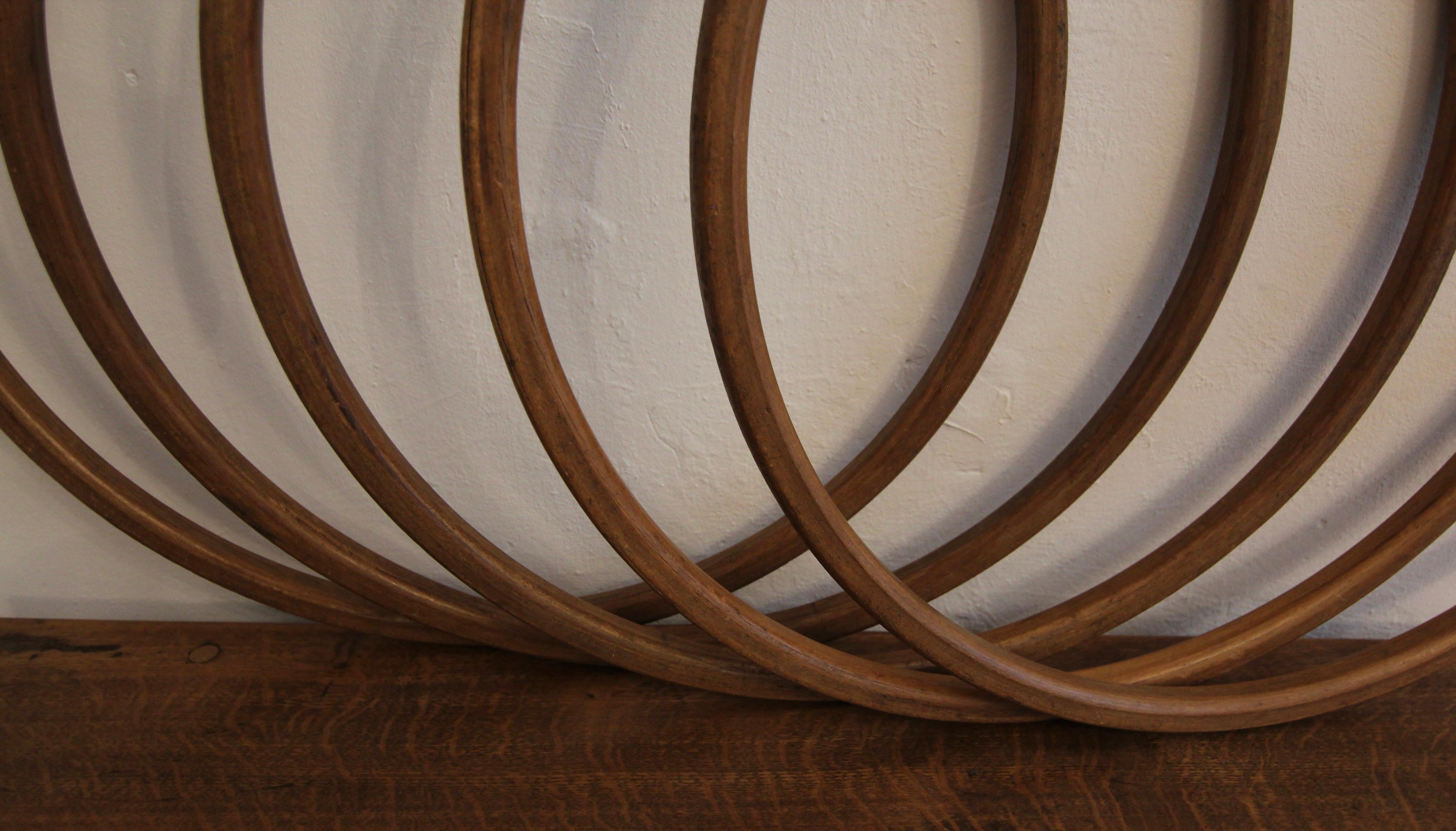 XX secolo Set di 5 anelli Hula Hoop in legno tedesco di metà secolo in vendita