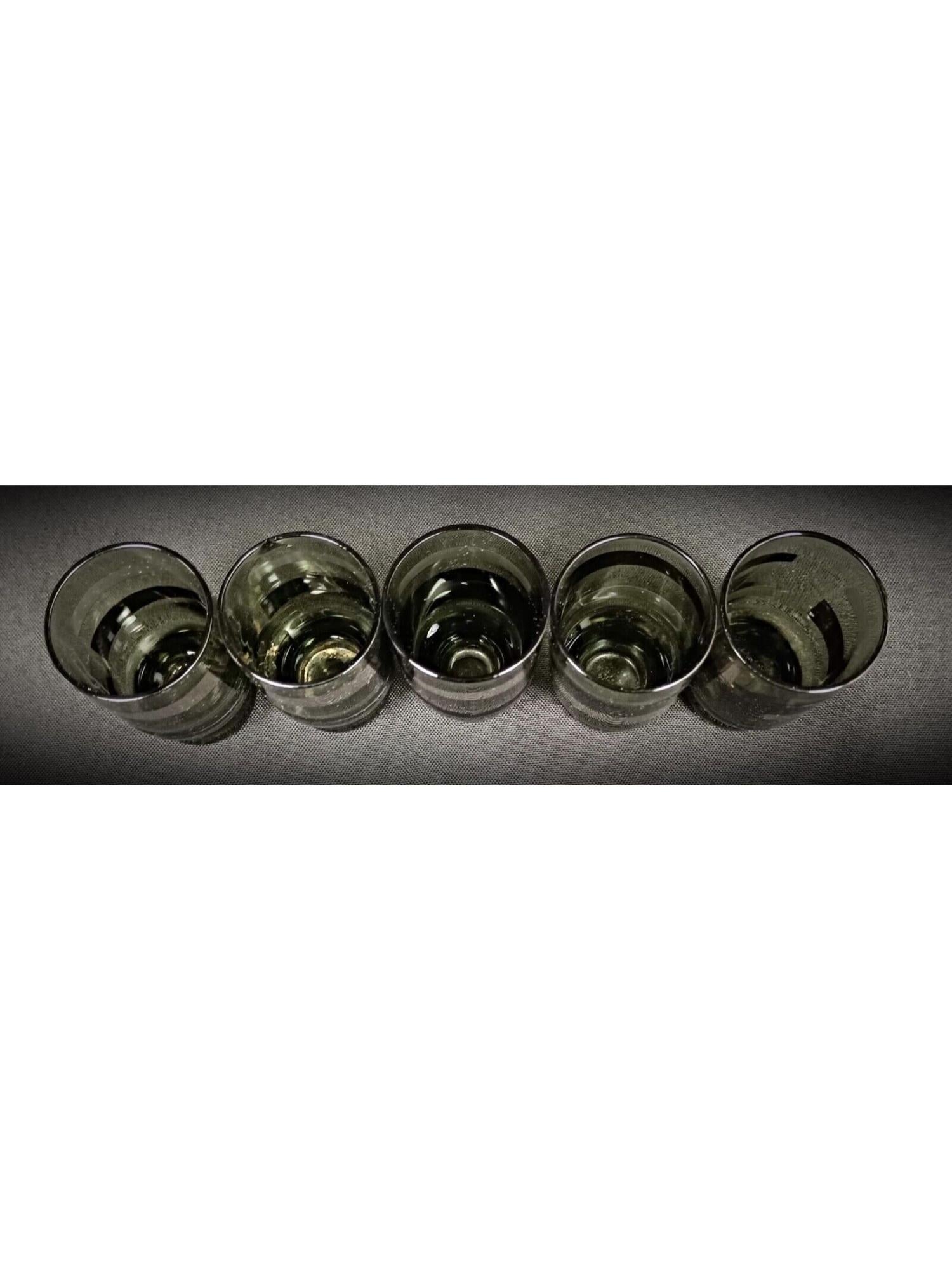 Set of 5 Green Vintage Crystal Liqueur Glasses - 2Y174 In Good Condition For Sale In Bordeaux, FR