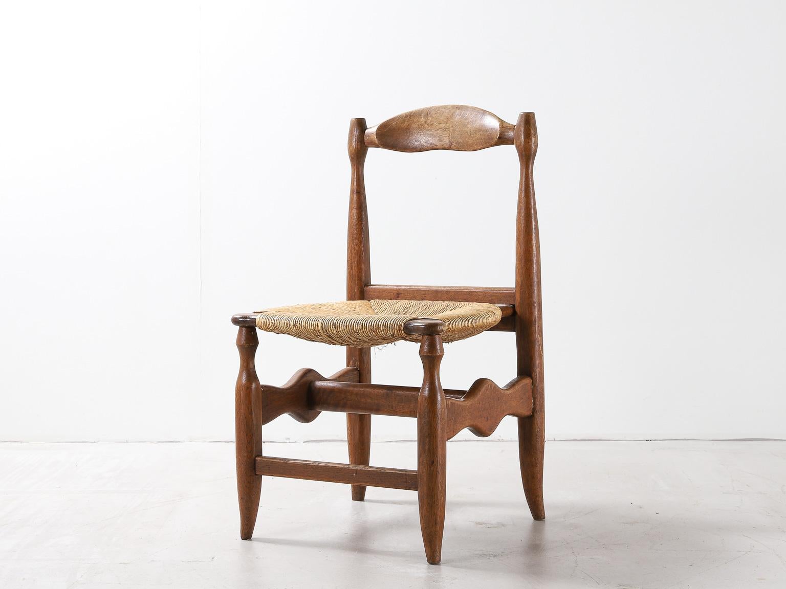 Set of 5 Guillerme et Chambron oak and rush chairs

Set of five elegant dining chairs in solid oak by Guillerme and Chambron. These chairs show the characteristic frame of this French designer duo. Beautiful patina on the wood paired with the raw
