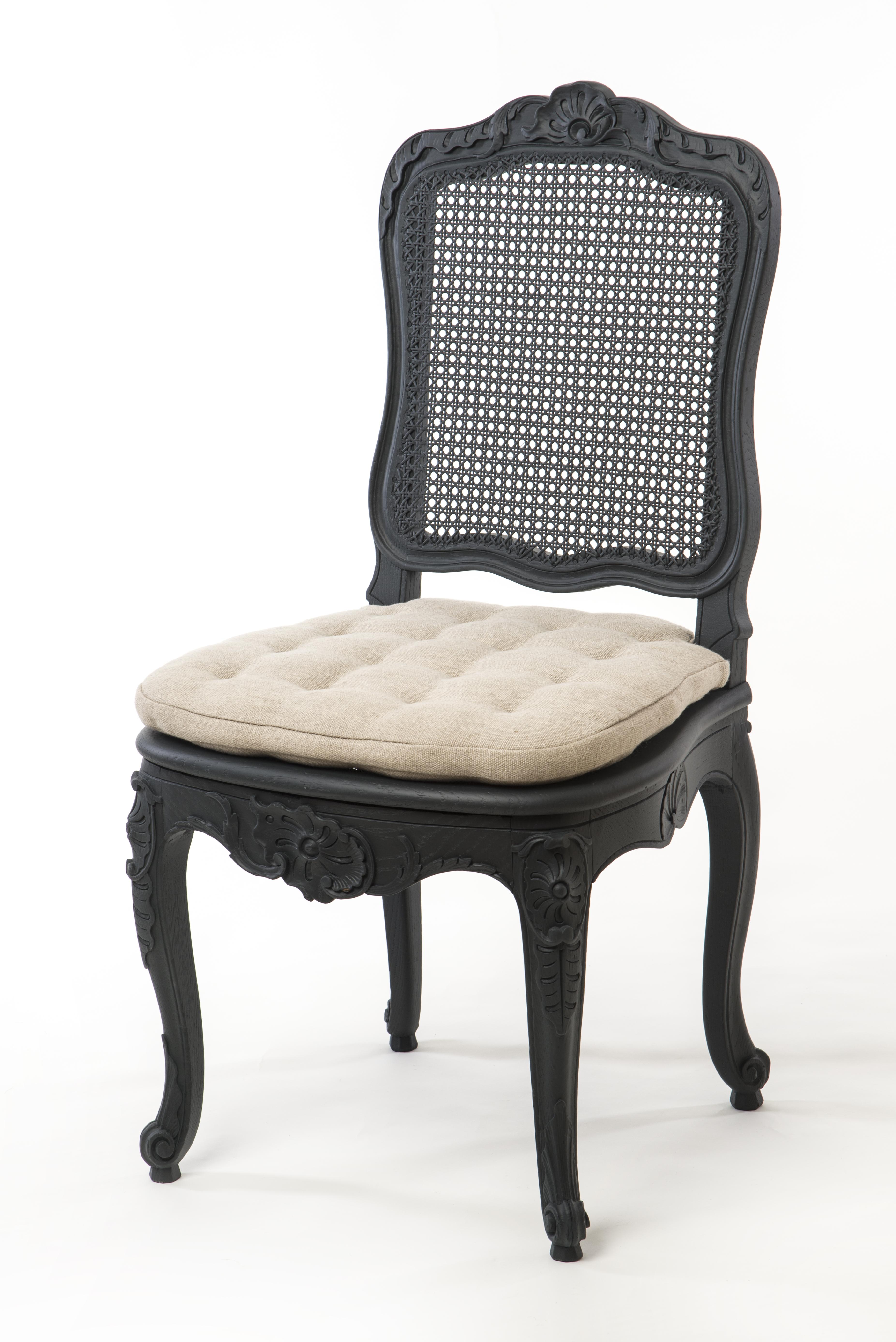 Dieses Set aus 5 schönen Stühlen im gustavianischen Stil ist in elegantem Schwarz gehalten. Die leicht geschwungenen Beine sowie der Sitzrahmen und die Rückenlehne sind mit raffinierten Holzschnitzereien versehen, die diese Stühle wirklich