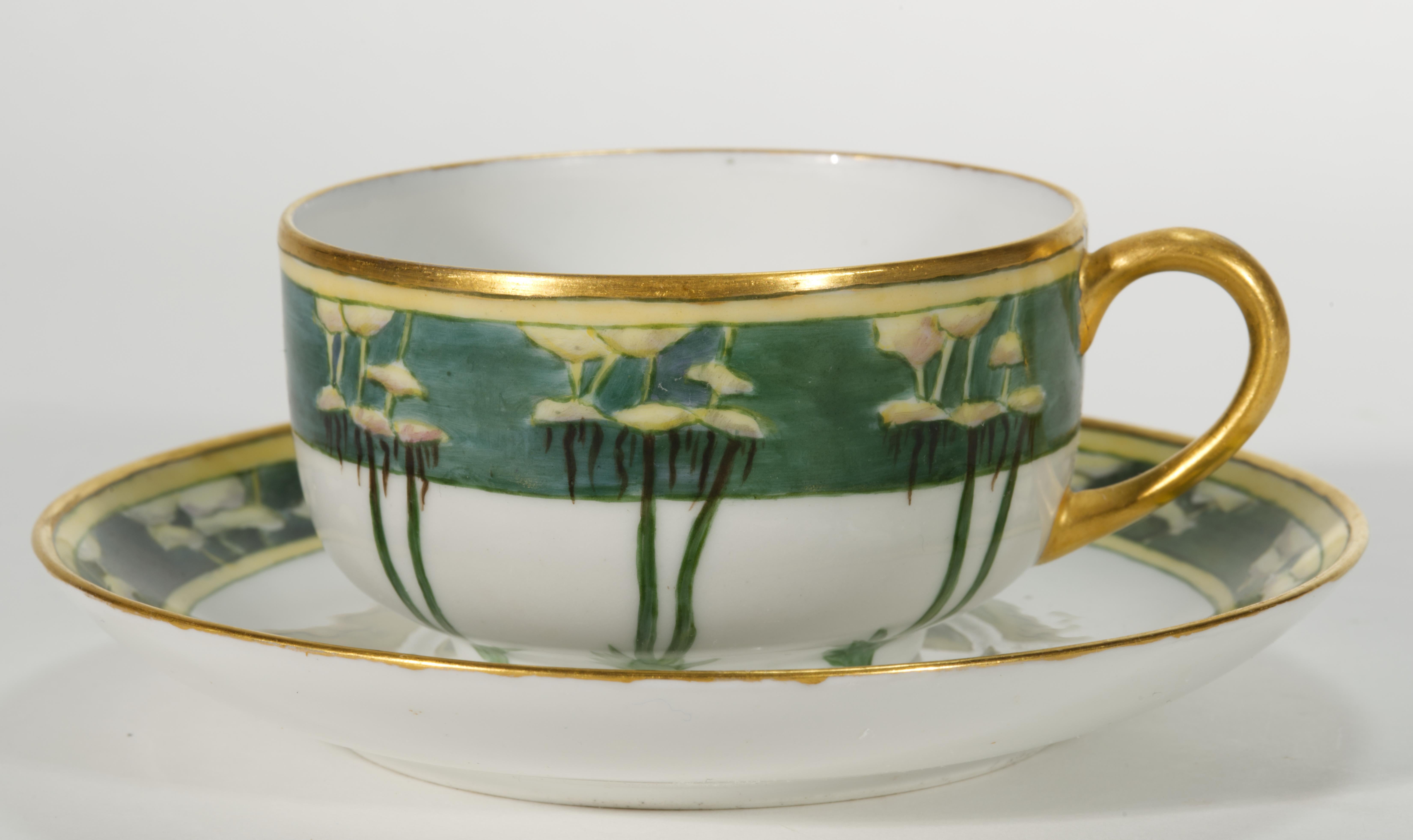 Antikes Set aus Porzellantassen und Untertassen, hergestellt von R. Delinières & Cie in Limoges, Frankreich, Ende des 19. Jahrhunderts. Nach seiner Einfuhr wurde es 1906 von Mary Catherine Cremer mit abstrakten Baum- und Strauchmotiven im Stil des