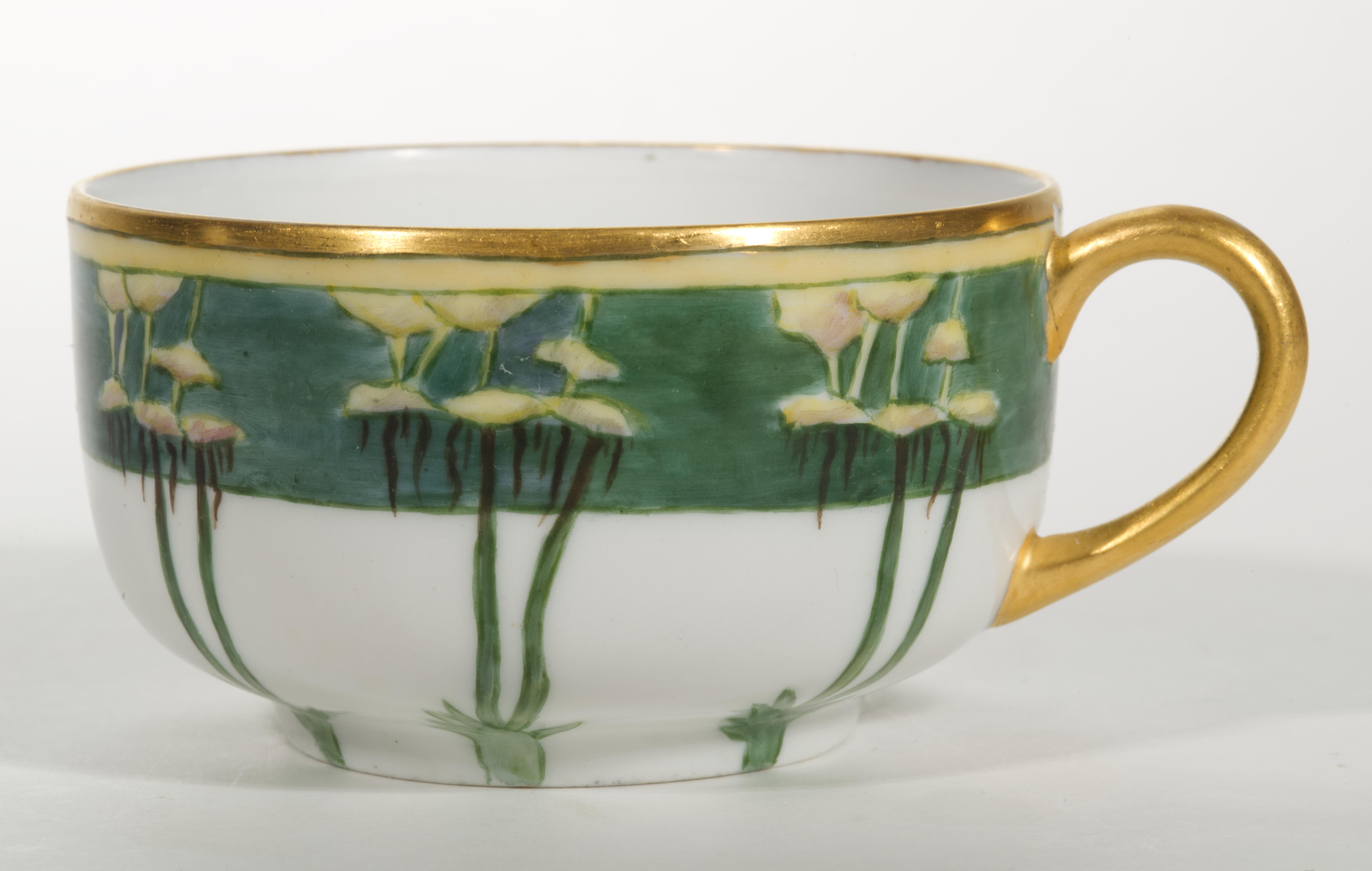 Satz von 5 handbemalten Delinières Limoges Porzellantassen und Untertassen, 1906 im Angebot 1
