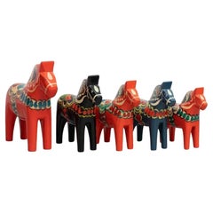 Ensemble de 5 jouets de chevaux Dala traditionnels suédois peints à la main