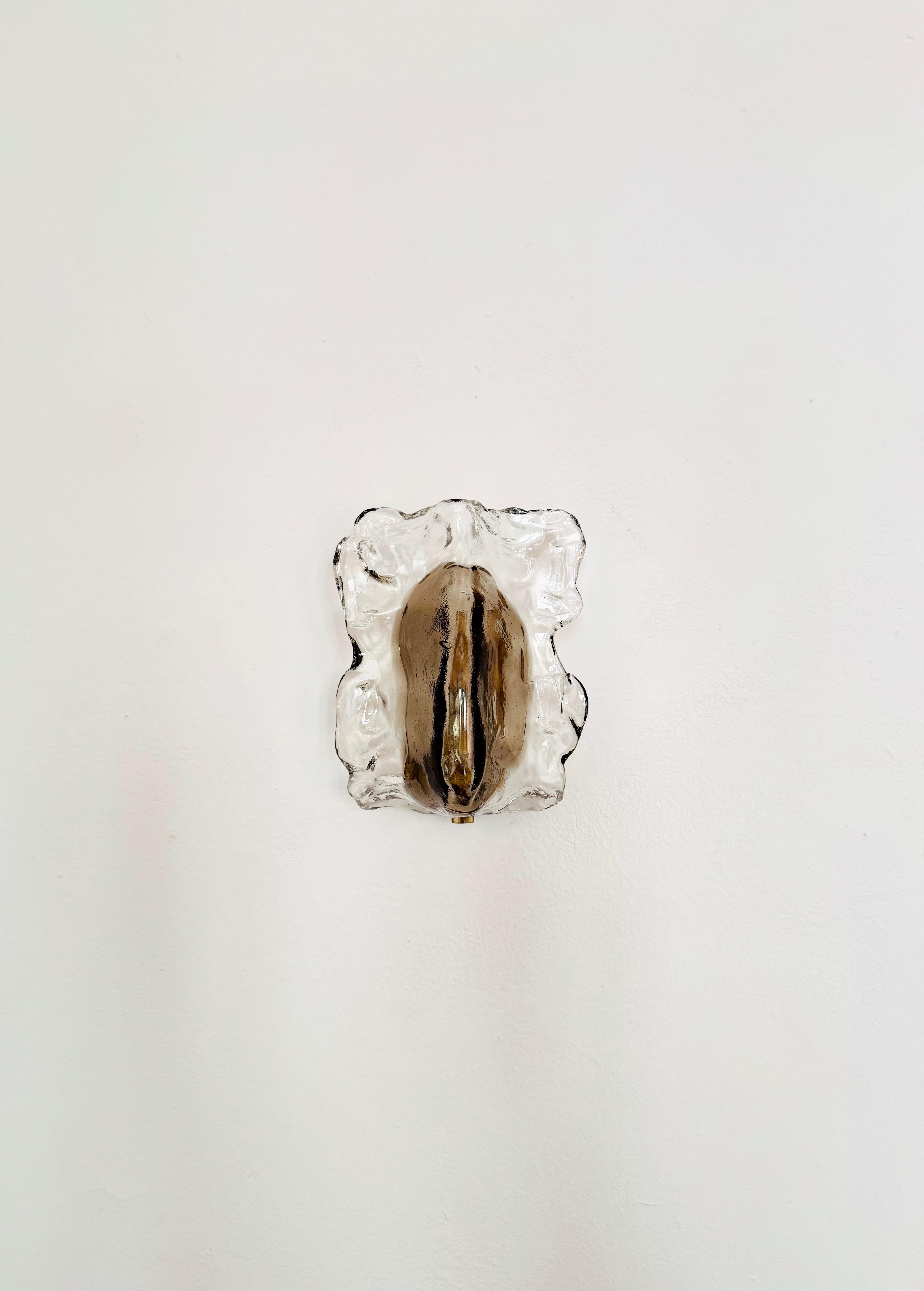 Precioso aplique de cristal helado de los años 60.
Efecto luminoso muy agradable gracias al cristal de hielo, que crea un elegante y centelleante juego de luces en la habitación.
Gran diseño y mano de obra de alta calidad.

Fabricante: Franken