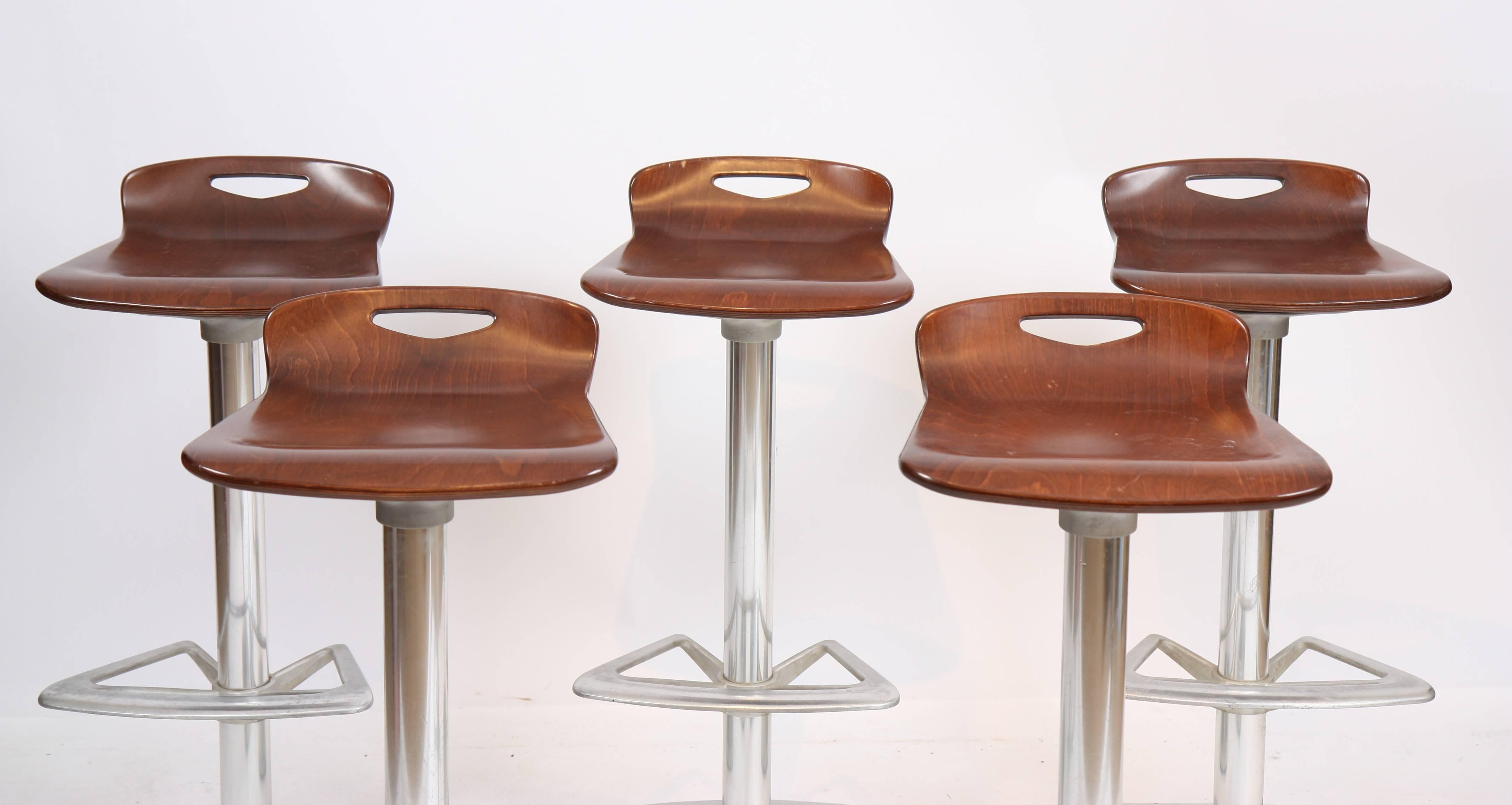 Set of five stools with design and minimalist curves. Their seat in walnut veneer and foot in chromed aluminium supporting a footrest. From house Indecasa, Spain, 1980s.
Very good condition.
The Spanish brand has succeeded in over 40 years in the