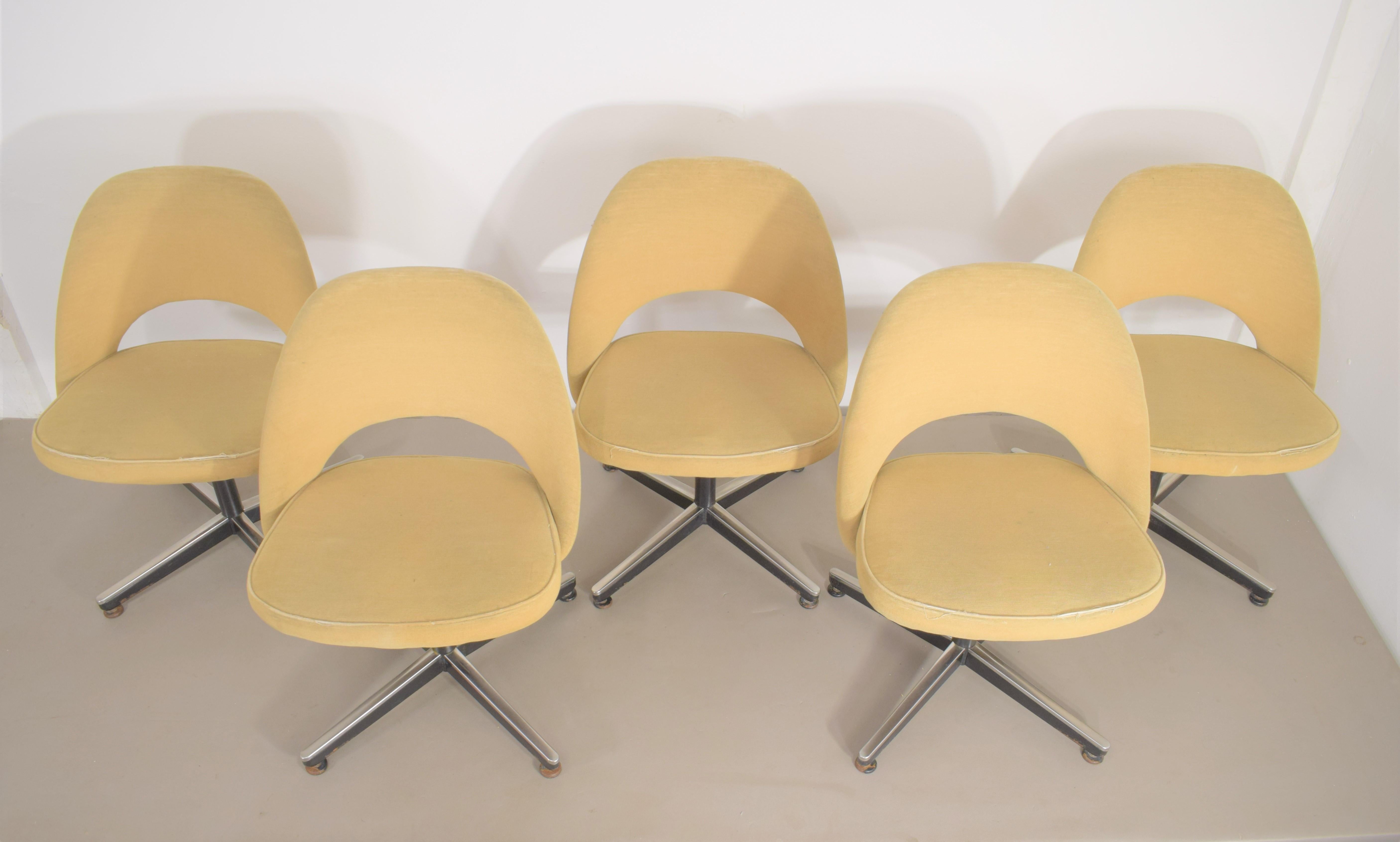 Set of 5 Italian armchairs by Eero Saarinen for Knoll, 1970s.
Dimensions: H= 81 cm; W= 56 cm; D= 51 cm; H seat= 47 cm.