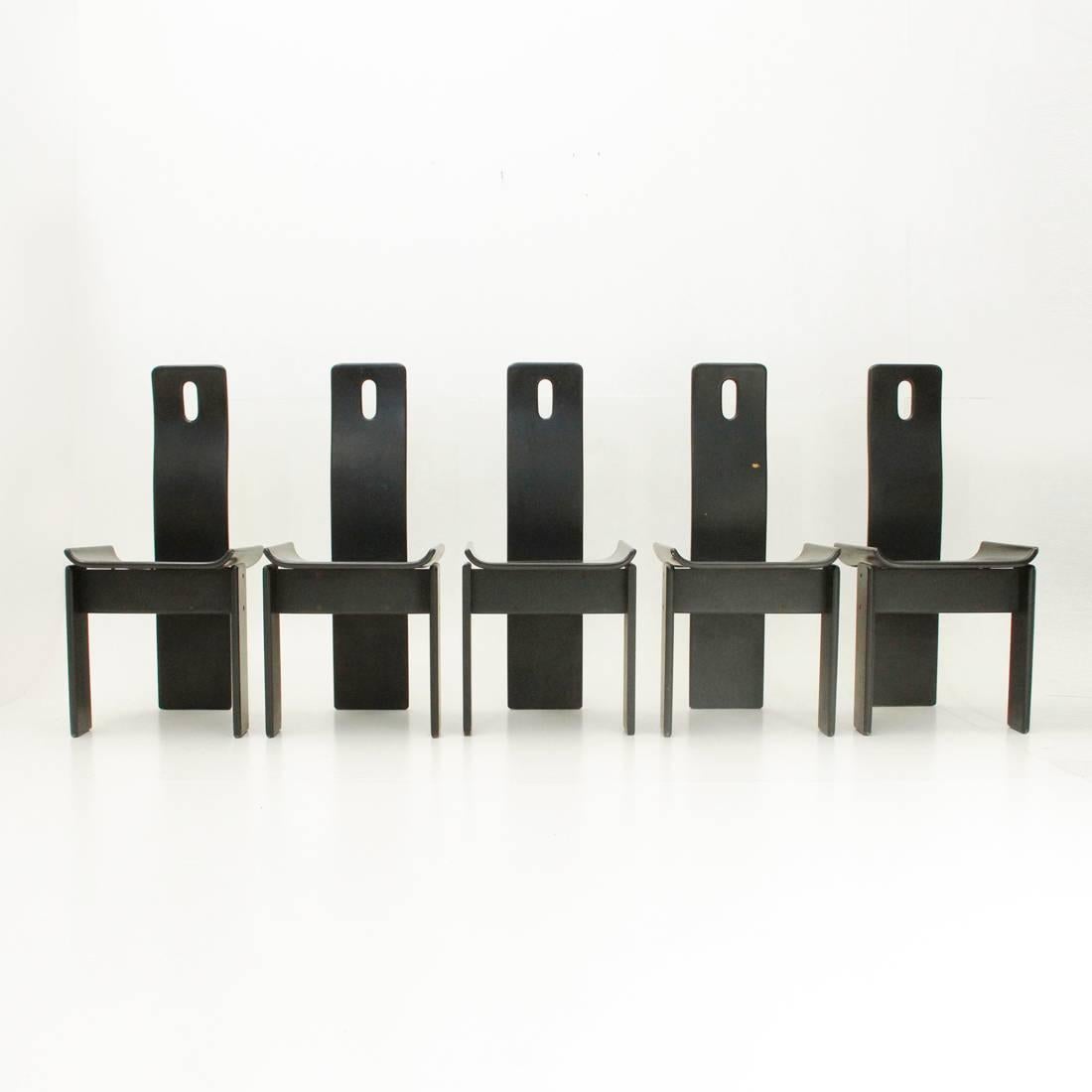 Lot of five Italian manufacturing chairs from the 1980s.
Structure in black lacquered wood.
Seat in black lacquered resin.
Slightly curved back with handle to be moved.
Structure in good condition, some signs and lack of