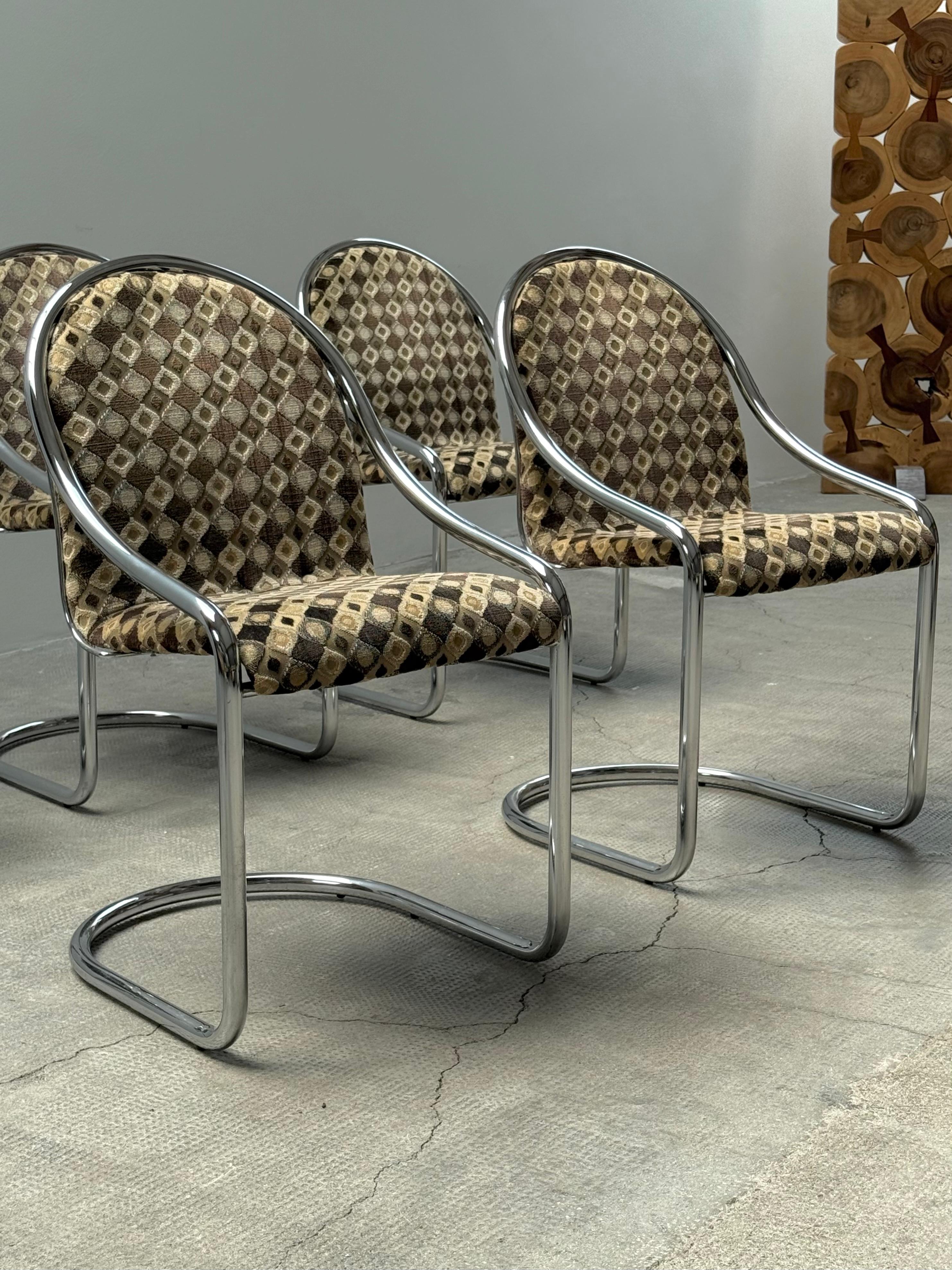 Absolutely beautiful and very comfortable set of 5 cantilever dining chairs in chromed tubular steel and wonderful fabric in Missoni Design, Italy 1960s.

In extraordinary good original condition.


Designer: attr. to Gastone Rinaldi 
Country: