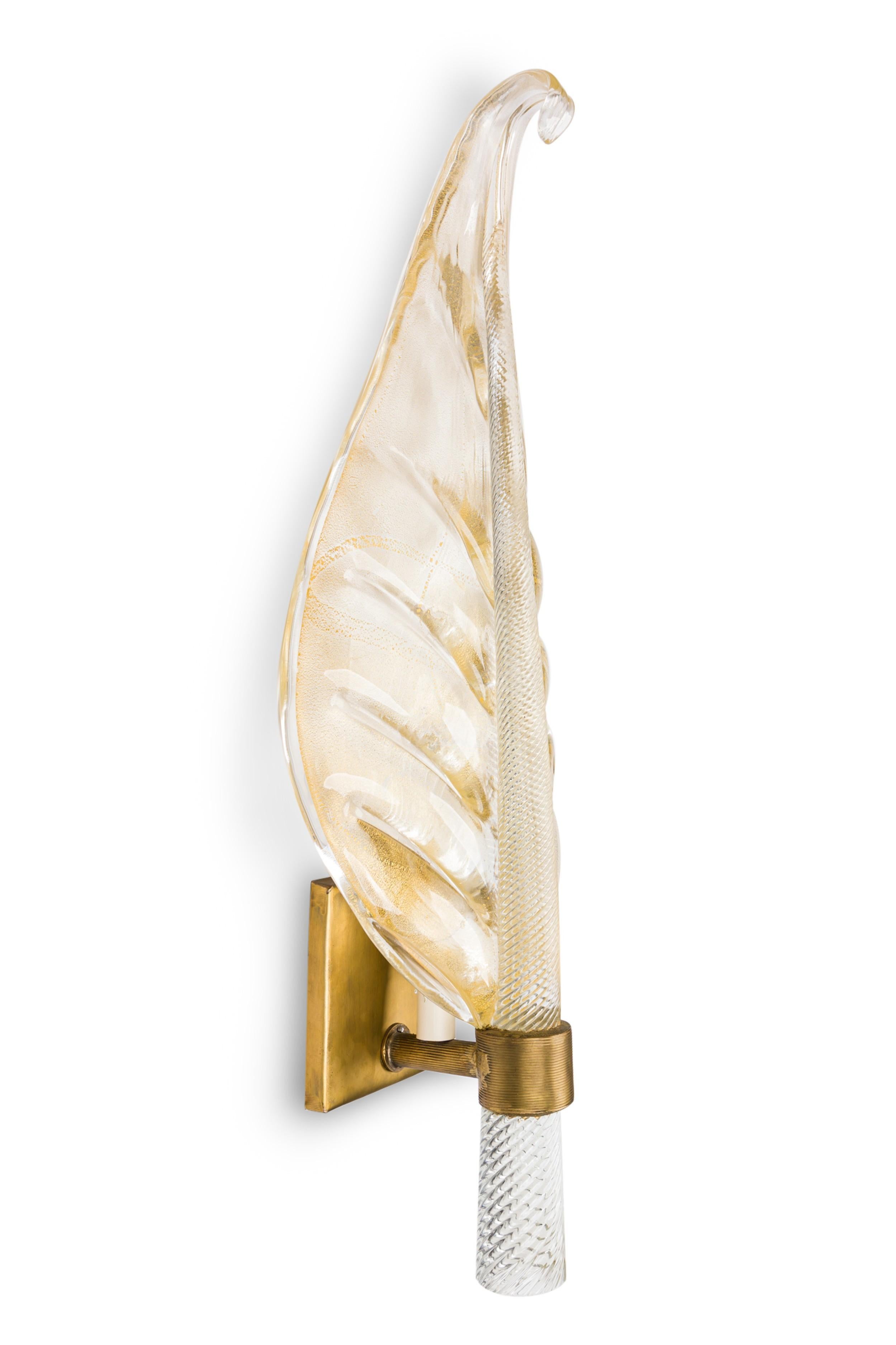 5 apliques de pared italianos de Murano de mediados de siglo con diseño de hojas de cristal dorado espolvoreado y placas de montaje de bronce (PRECIO CADA UNO) (CONJUNTO similar de 5: REG4297; PAR en tamaño más pequeño: REG5392)