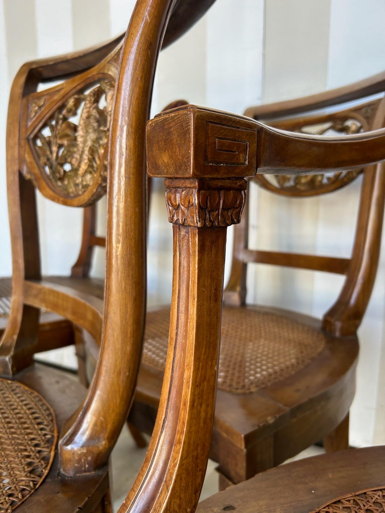 Ensemble de 5 chaises de salle à manger italiennes néoclassiques avec dossiers de dauphins en bois doré en vente 4