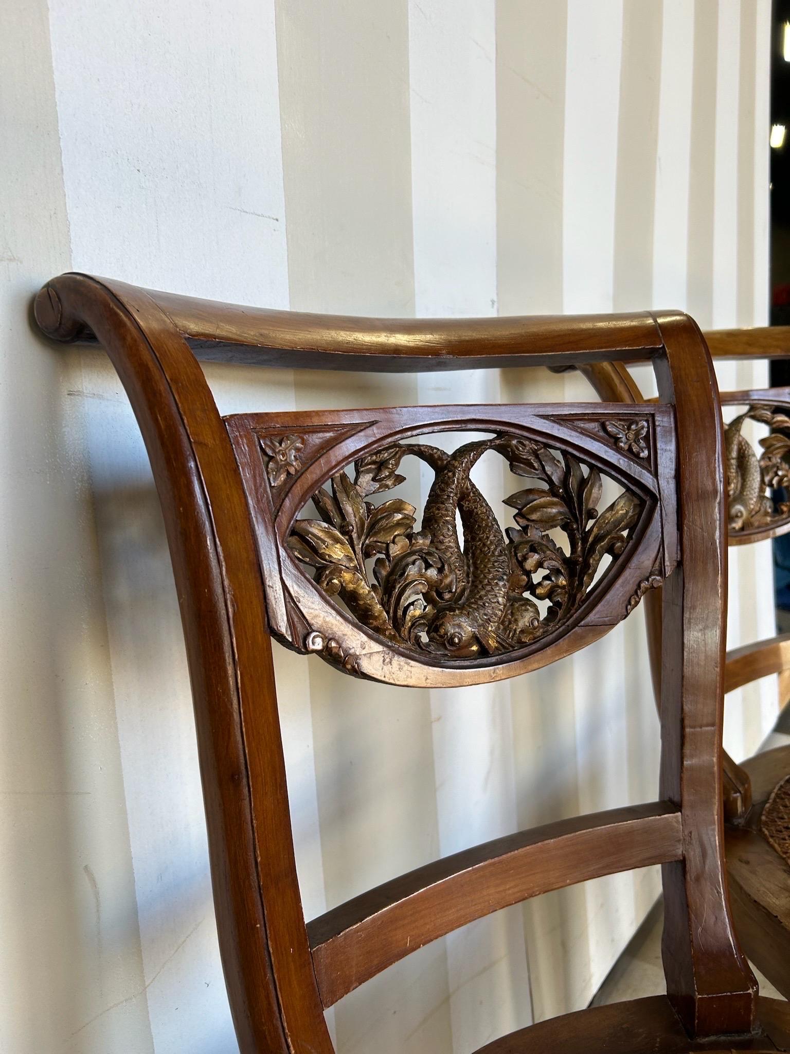 Ensemble de 5 chaises de salle à manger italiennes néoclassiques avec dossiers de dauphins en bois doré en vente 5