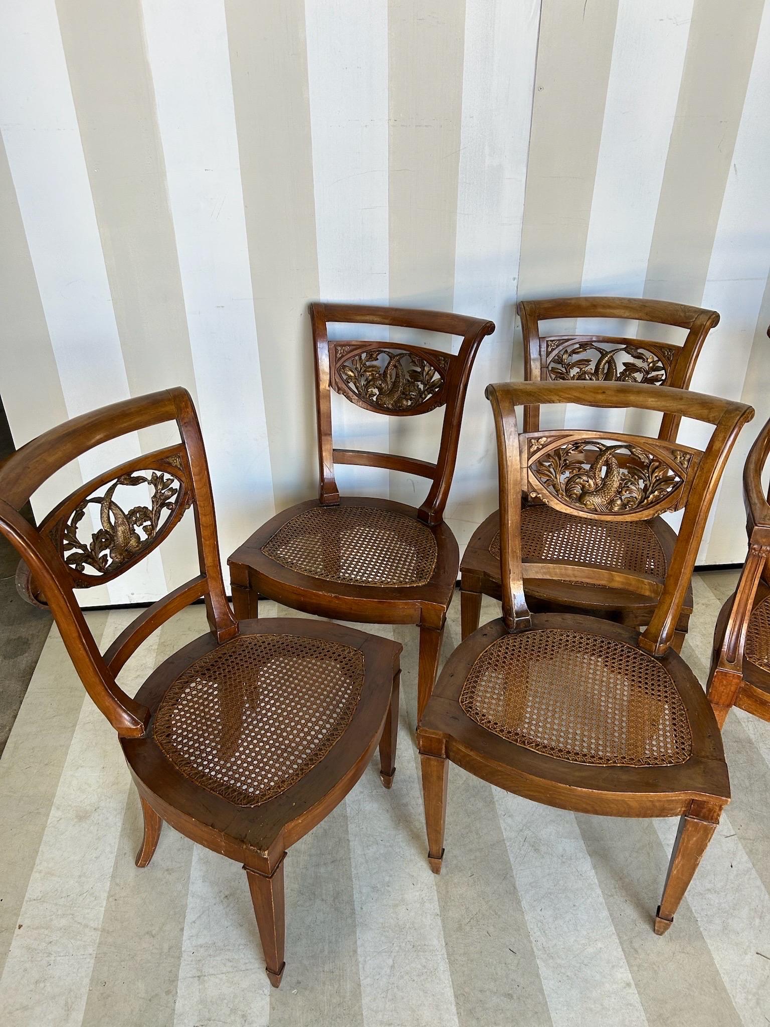 Ensemble de 5 chaises de salle à manger italiennes néoclassiques avec dossiers de dauphins en bois doré en vente 6