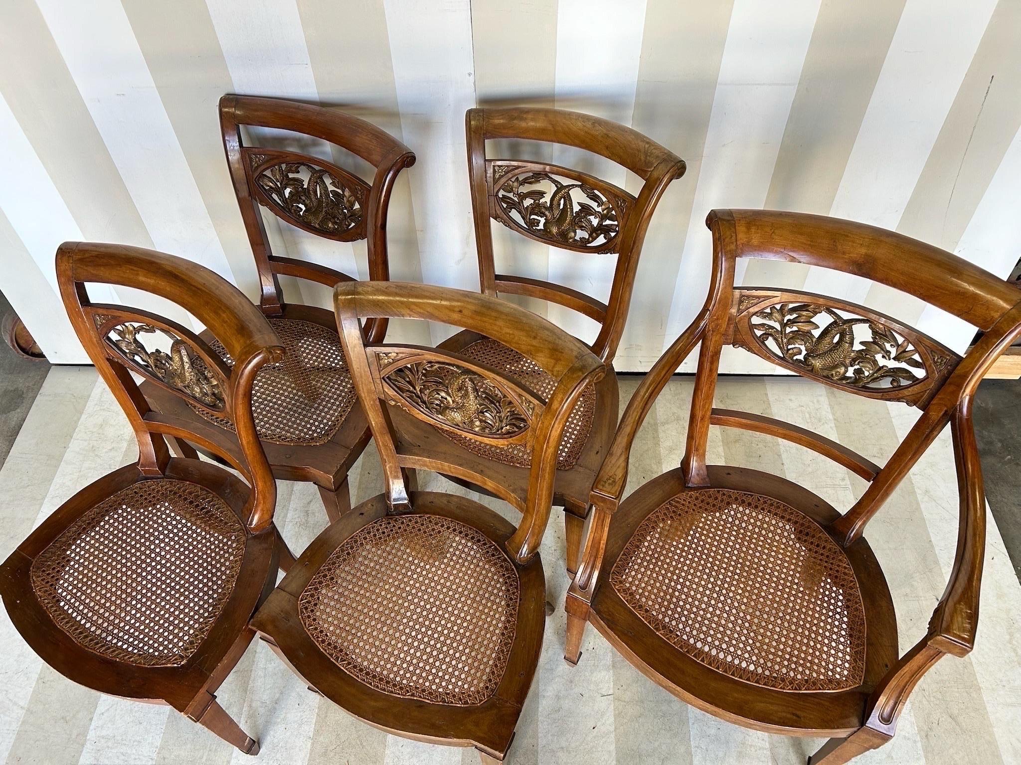 Ensemble de 5 chaises de salle à manger italiennes néoclassiques avec dossiers de dauphins sculptés en bois doré. Quatre chaises d'appoint et un fauteuil. De belles proportions et de belles couleurs. 