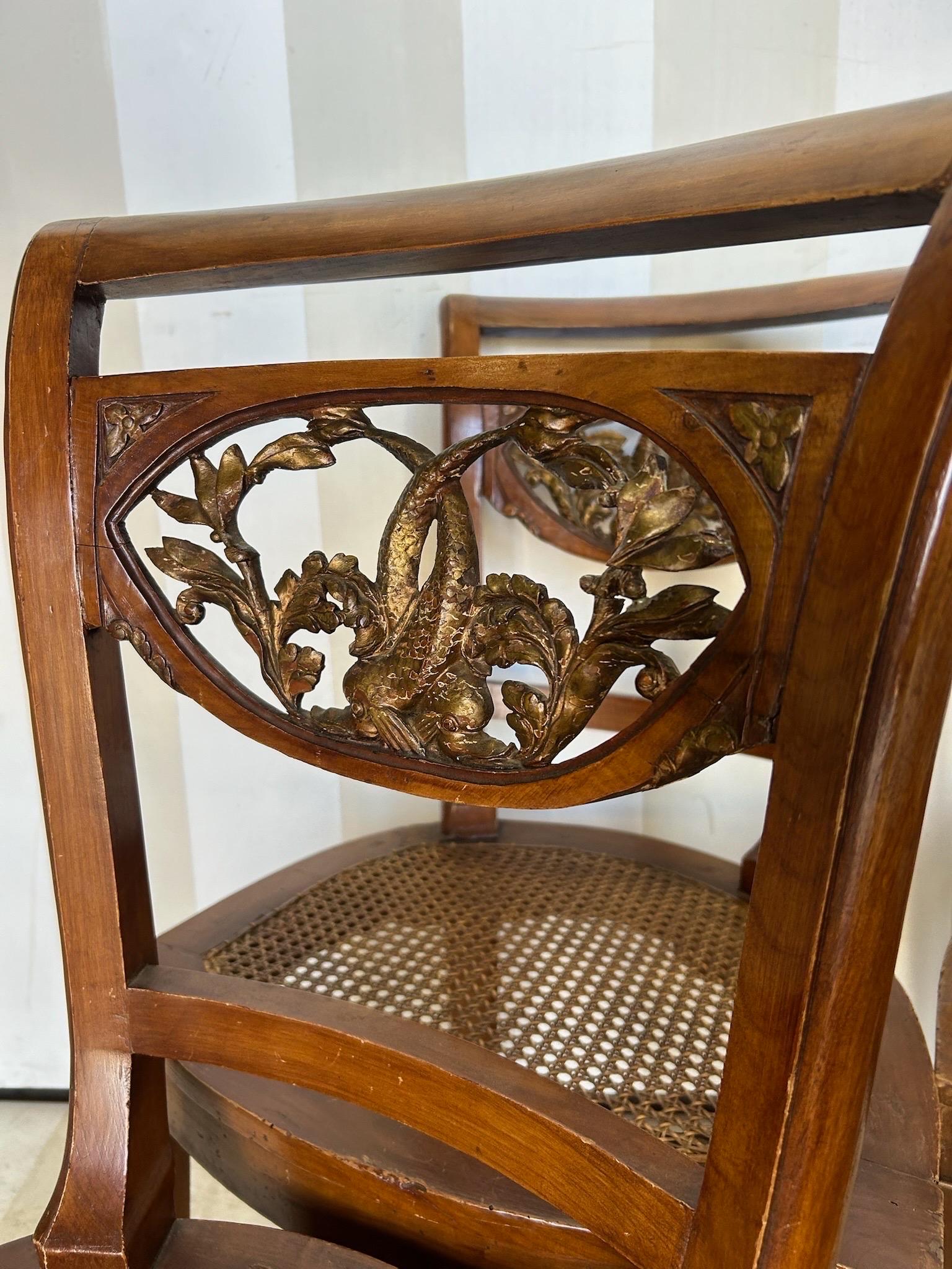 Néoclassique Ensemble de 5 chaises de salle à manger italiennes néoclassiques avec dossiers de dauphins en bois doré en vente