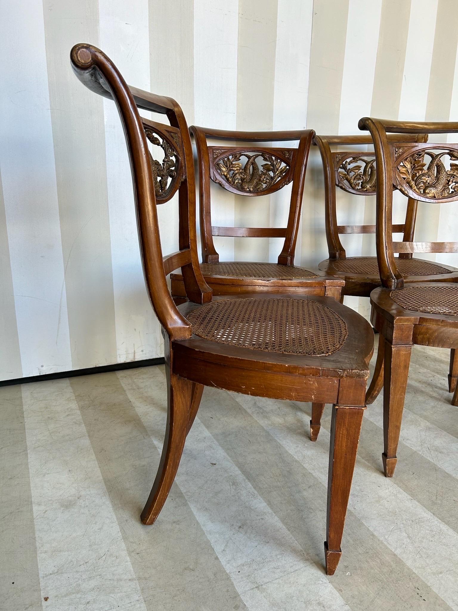 Ensemble de 5 chaises de salle à manger italiennes néoclassiques avec dossiers de dauphins en bois doré Bon état - En vente à Richmond, VA