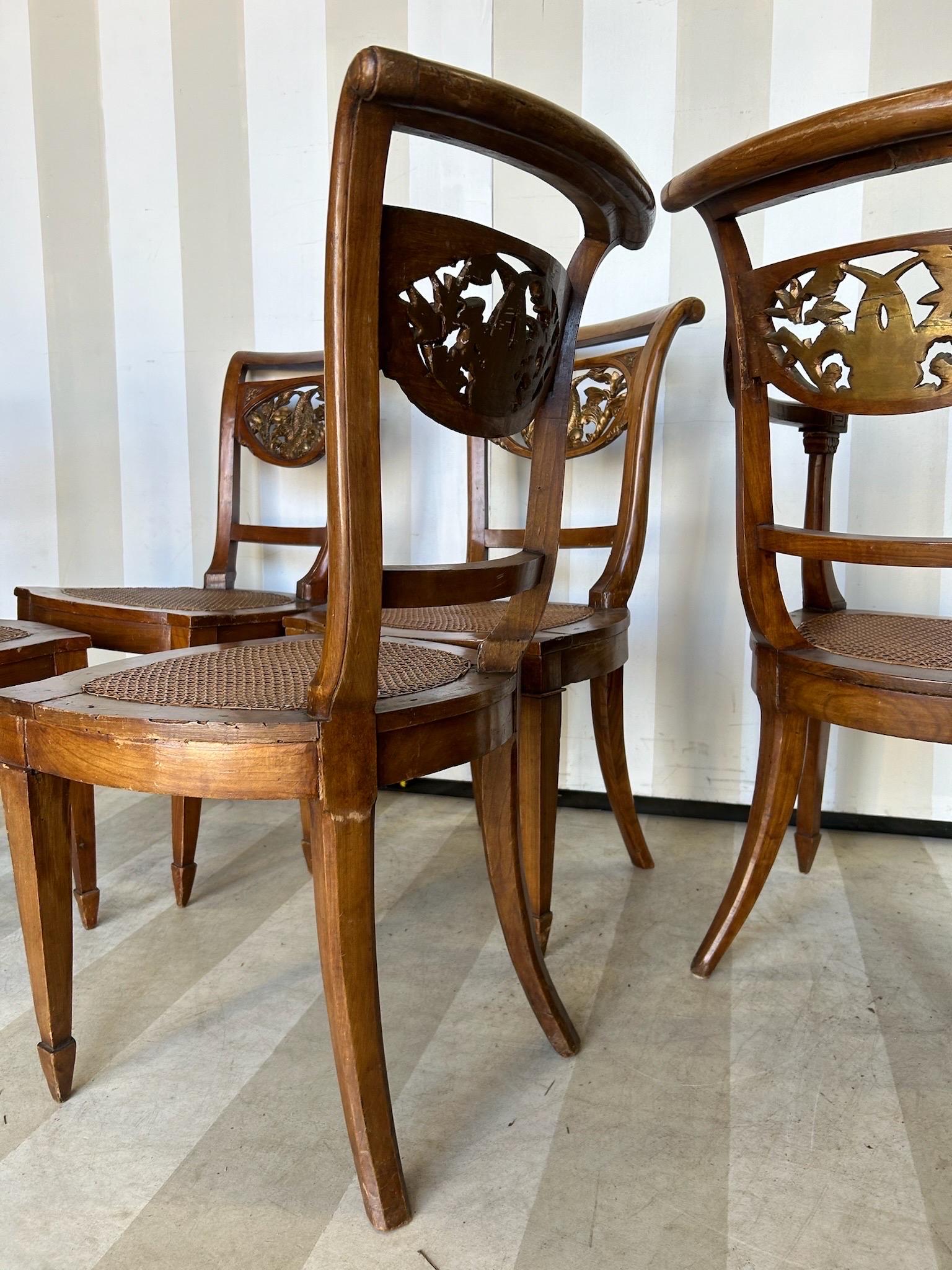 XIXe siècle Ensemble de 5 chaises de salle à manger italiennes néoclassiques avec dossiers de dauphins en bois doré en vente