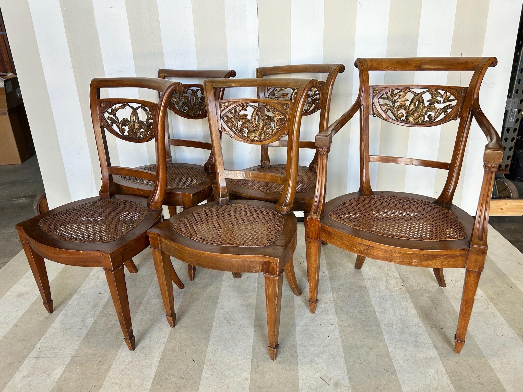 Noyer Ensemble de 5 chaises de salle à manger italiennes néoclassiques avec dossiers de dauphins en bois doré en vente