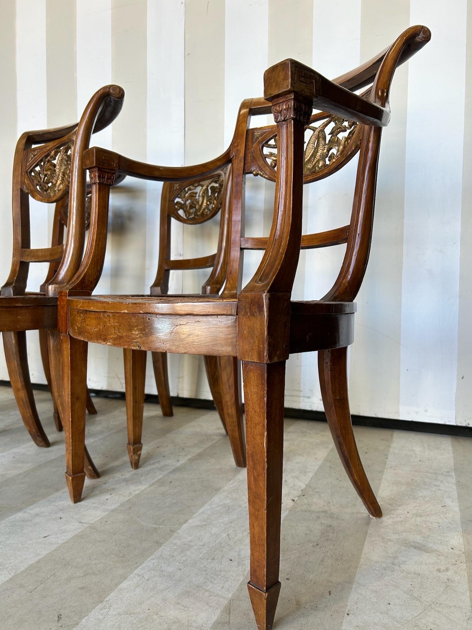 Ensemble de 5 chaises de salle à manger italiennes néoclassiques avec dossiers de dauphins en bois doré en vente 1