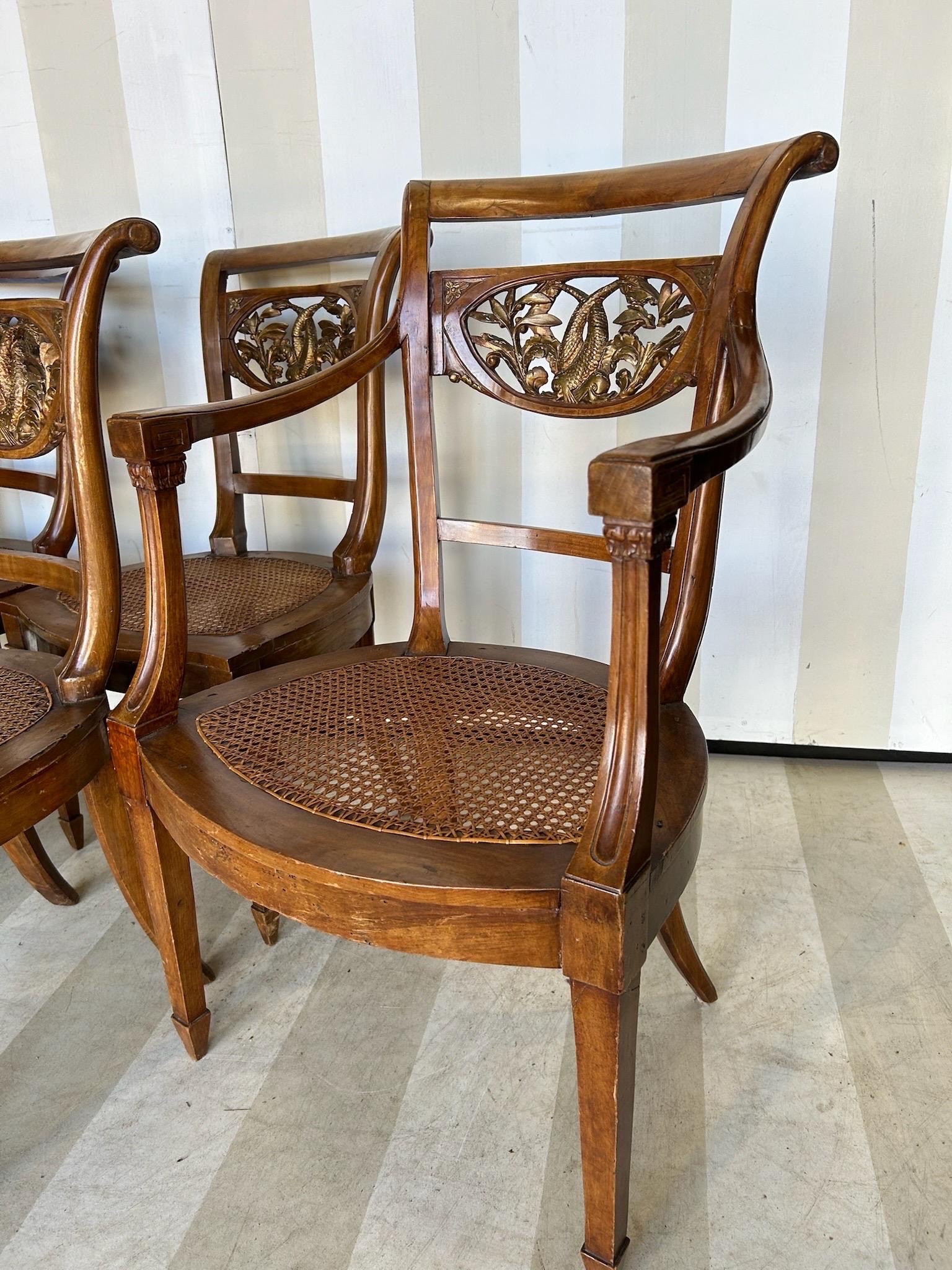 Ensemble de 5 chaises de salle à manger italiennes néoclassiques avec dossiers de dauphins en bois doré en vente 2