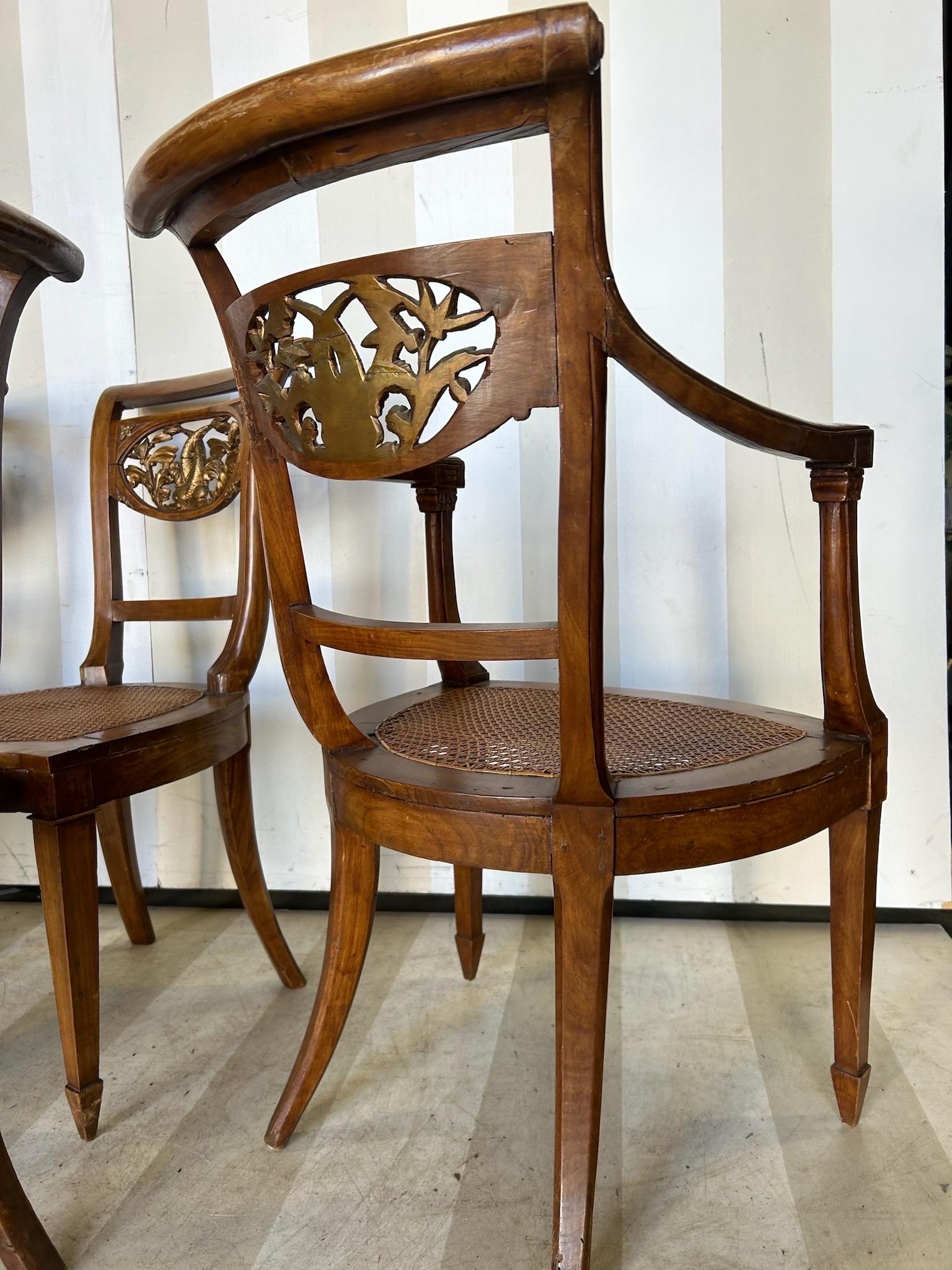 Ensemble de 5 chaises de salle à manger italiennes néoclassiques avec dossiers de dauphins en bois doré en vente 3