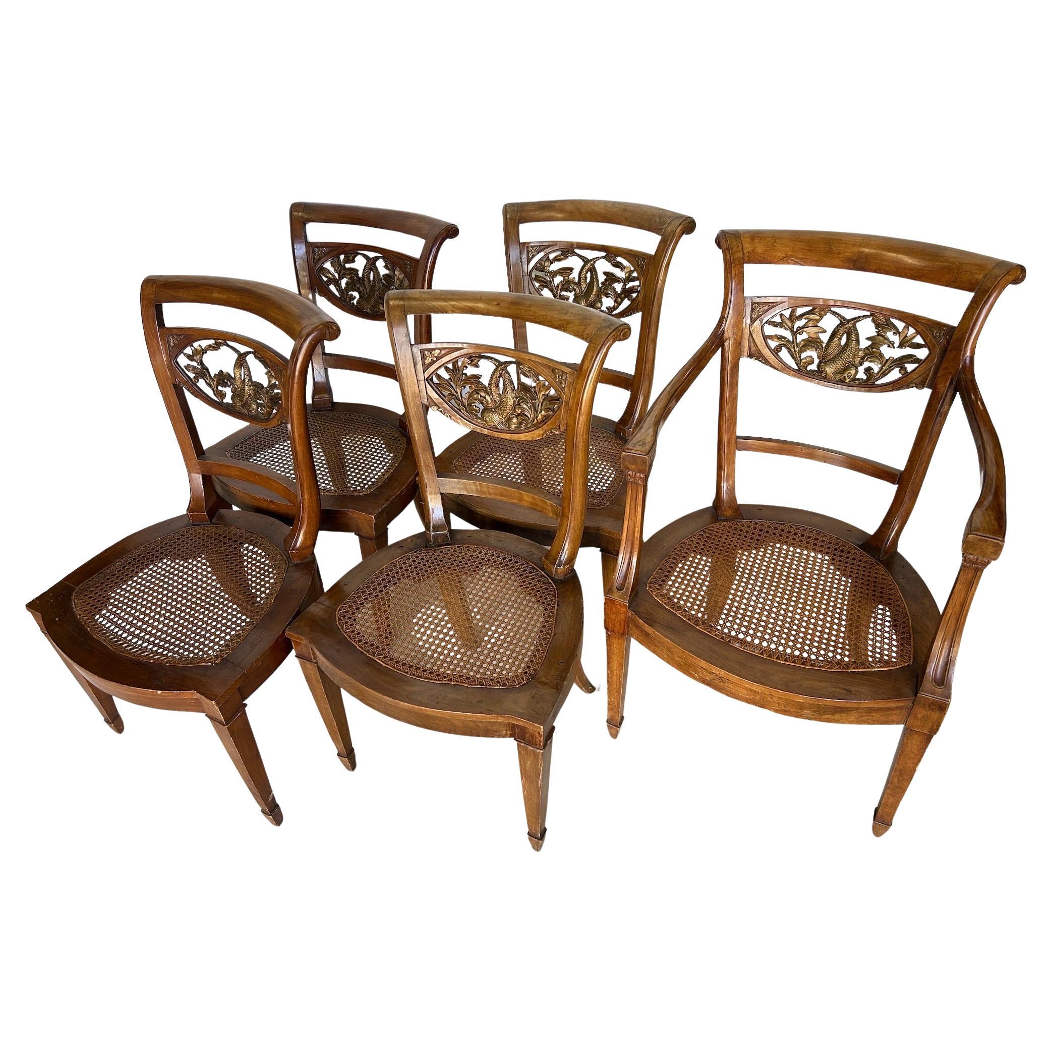 Ensemble de 5 chaises de salle à manger italiennes néoclassiques avec dossiers de dauphins en bois doré en vente