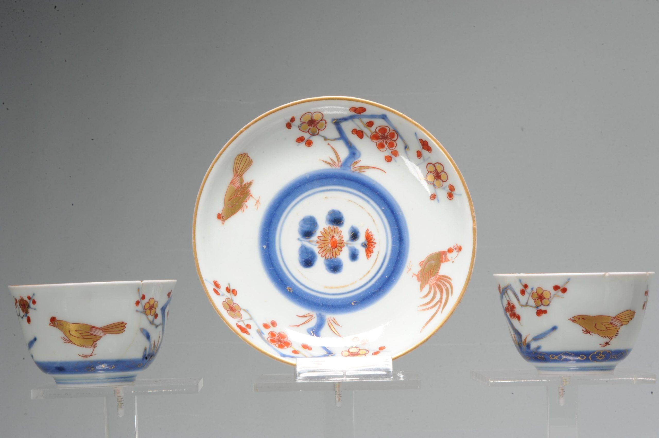 Bel servizio da tè del periodo Edo con decorazione di galli e galline in tavolozza imari. Sottosmalto blu e soprasmalto altri smalti.

Informazioni aggiuntive:
Materiale: Porcellana e ceramica
Tipo di decorazione / Colore: Imari
Regione di origine: