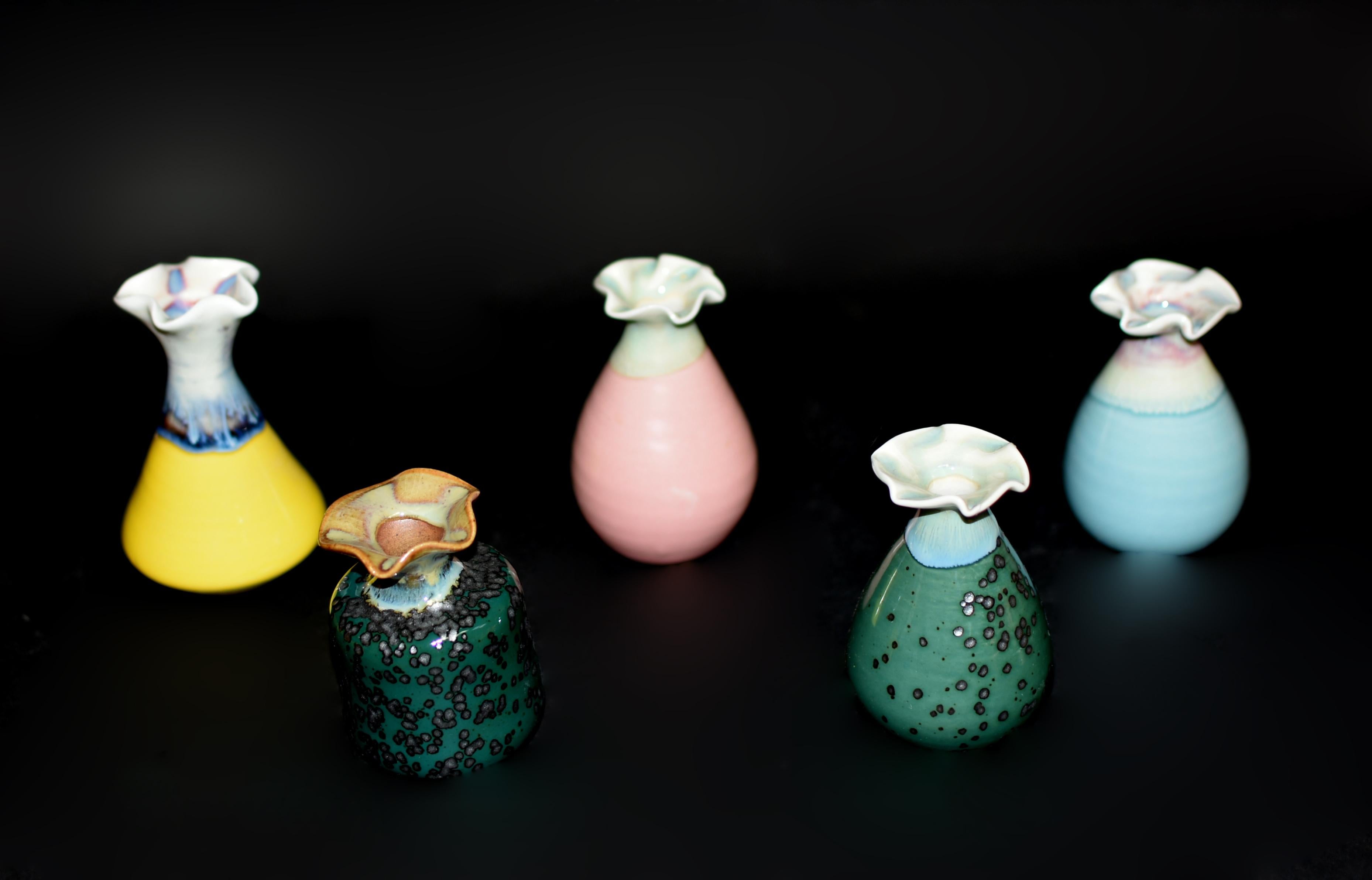 Sehen Sie sich eine Kollektion von 5 kleinen japanischen Wabi Sabi-Porzellanvasen an, von denen jede eine poetische Feier der Jahreszeiten und Naturszenen darstellt. Eine ist mit einer romantischen Kirschblütenglasur in Himmelblau versehen, die an