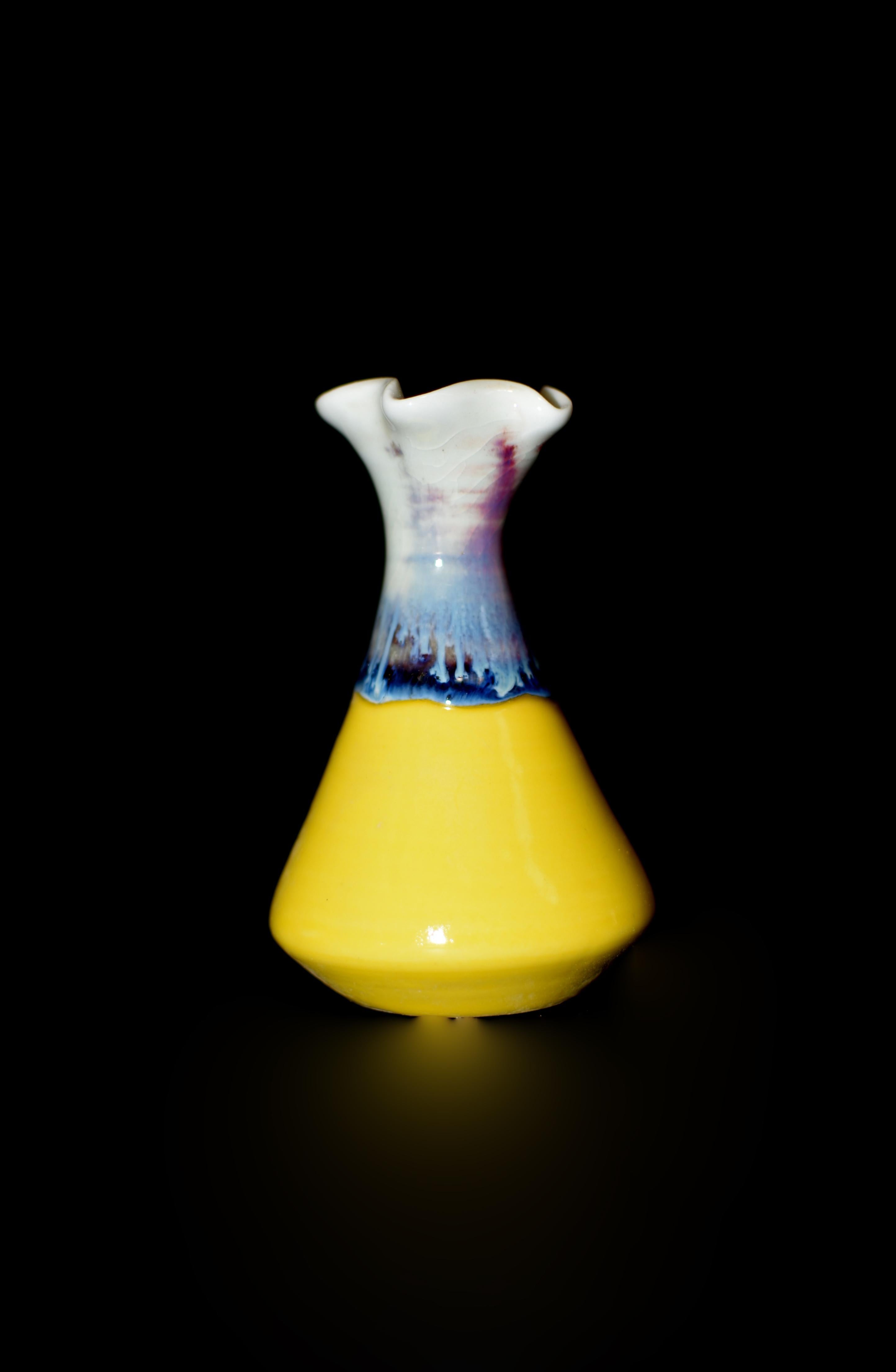 Satz von 5 japanischen Wabi Sabi Mini-Vasen mit gerafften Lips (Porzellan) im Angebot