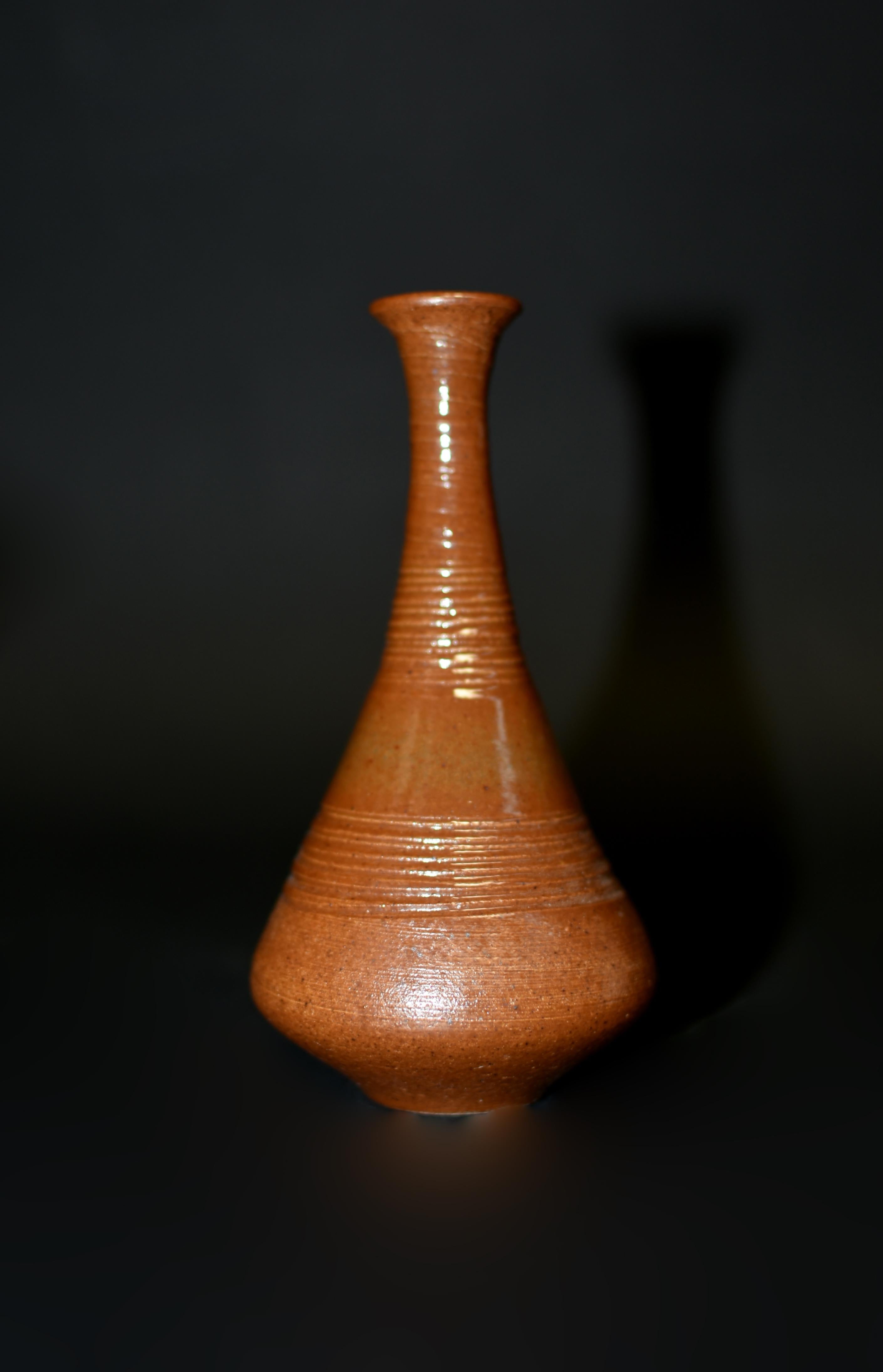 Eine Sammlung von 5 kleinen japanischen Wabi Sabi Keramik Vasen in schönen Erdtönen. Sie sind größer als die üblichen Minivasen, da einige von ihnen über 4
