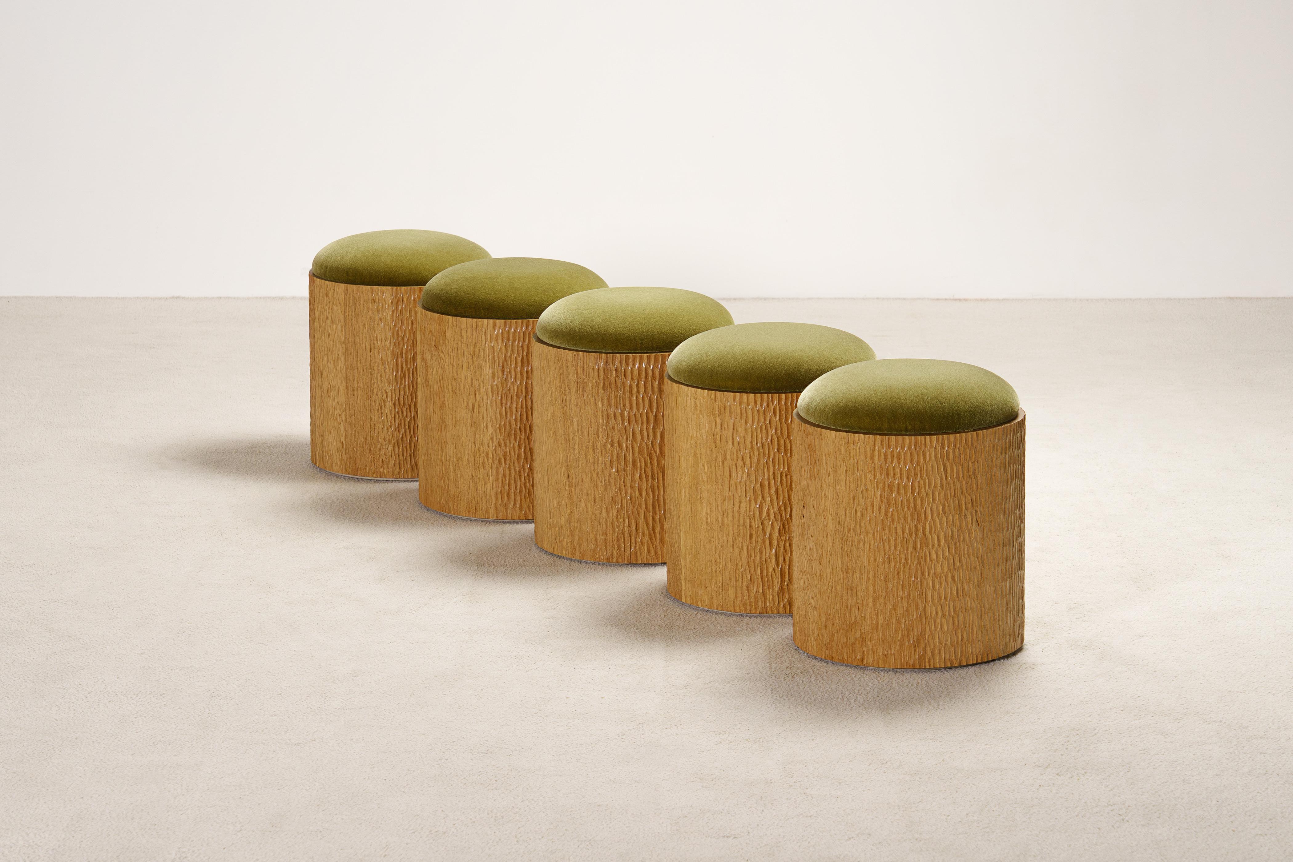 5er-Set Jessie Hocker von Proisy Studio.

Jessie ist ein eleganter und raffinierter handgeschnitzter Hocker, der von Proisy Studio entworfen wurde. Die handgefertigten Schnitzereien machen jedes Stück zu einem Unikat, das jedem Raum einen Hauch von