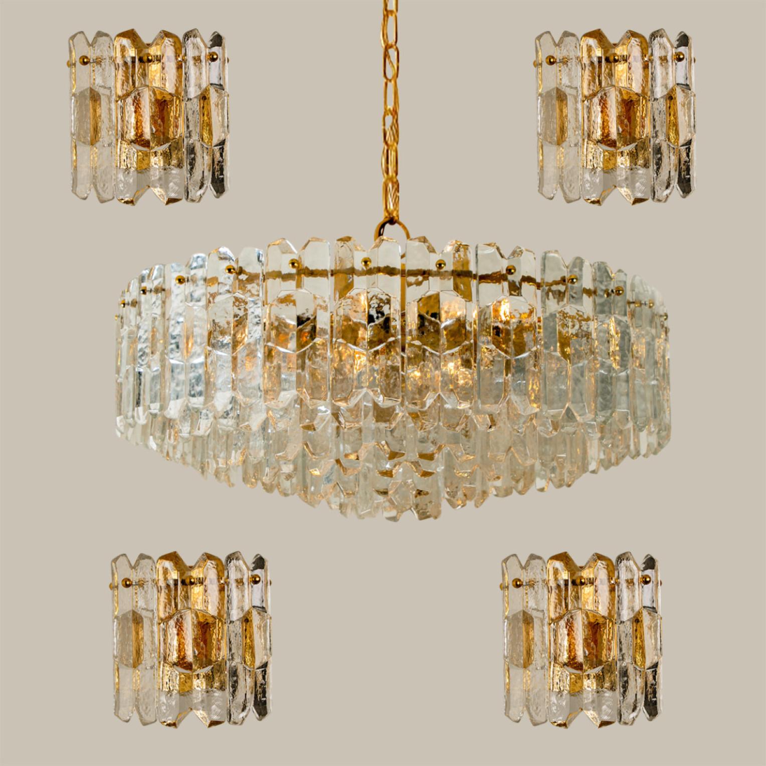 Set of 5 high-end and handmade gilt brass 24-karat gold-plated wall lights (4) and flushmount (1) made by Kalmar in Austria, Europe. This model 
