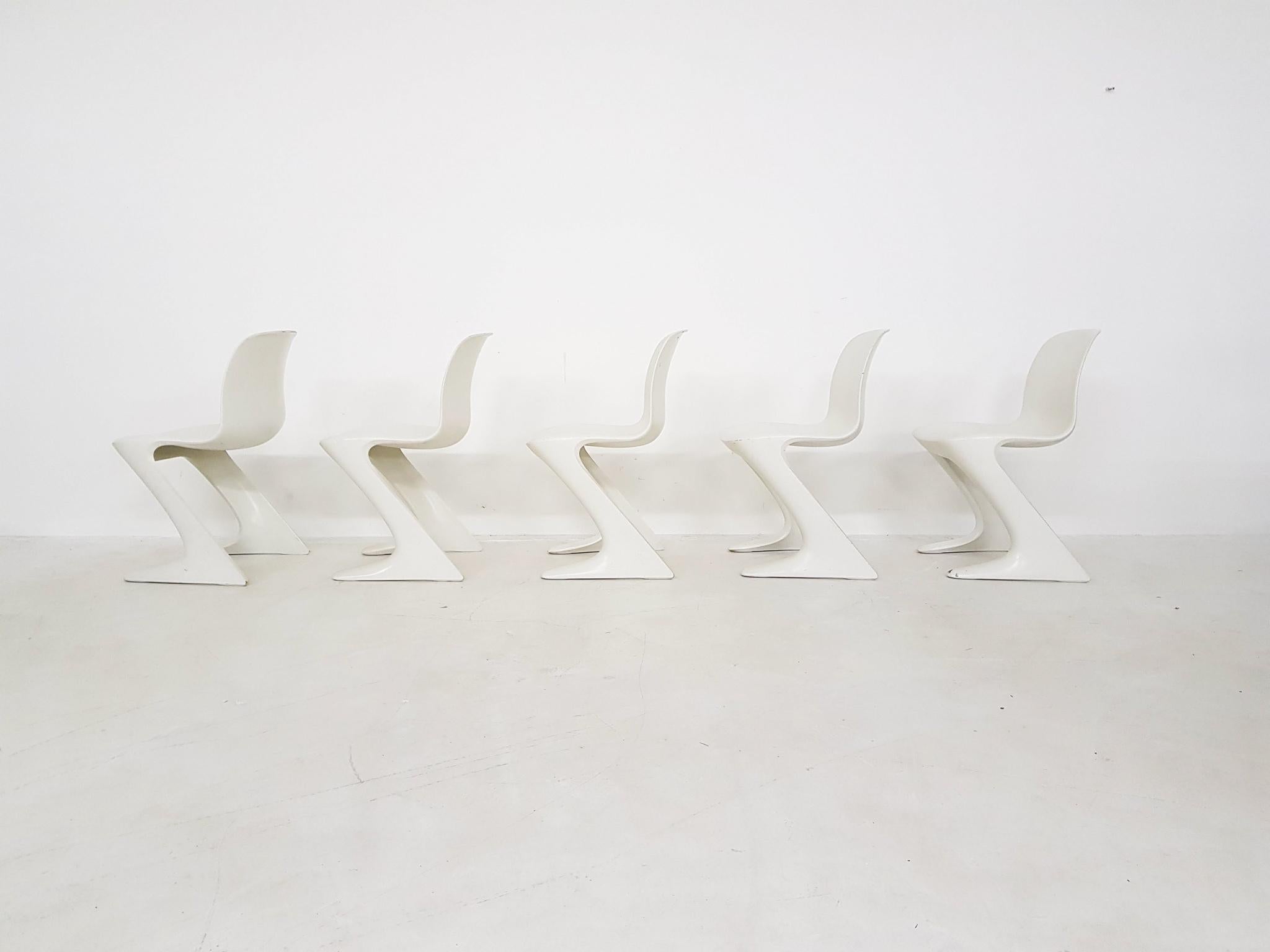 Five white fiberglass dining chairs designed by Ernst Moeckl for Horn Collection Baydur, Germany, 1968. Baydur also produced the early Panton chair by Verner Panton (S-chair)
This design called Z- chairs, Kangaroo chairs or Ztuhl. These chairs are