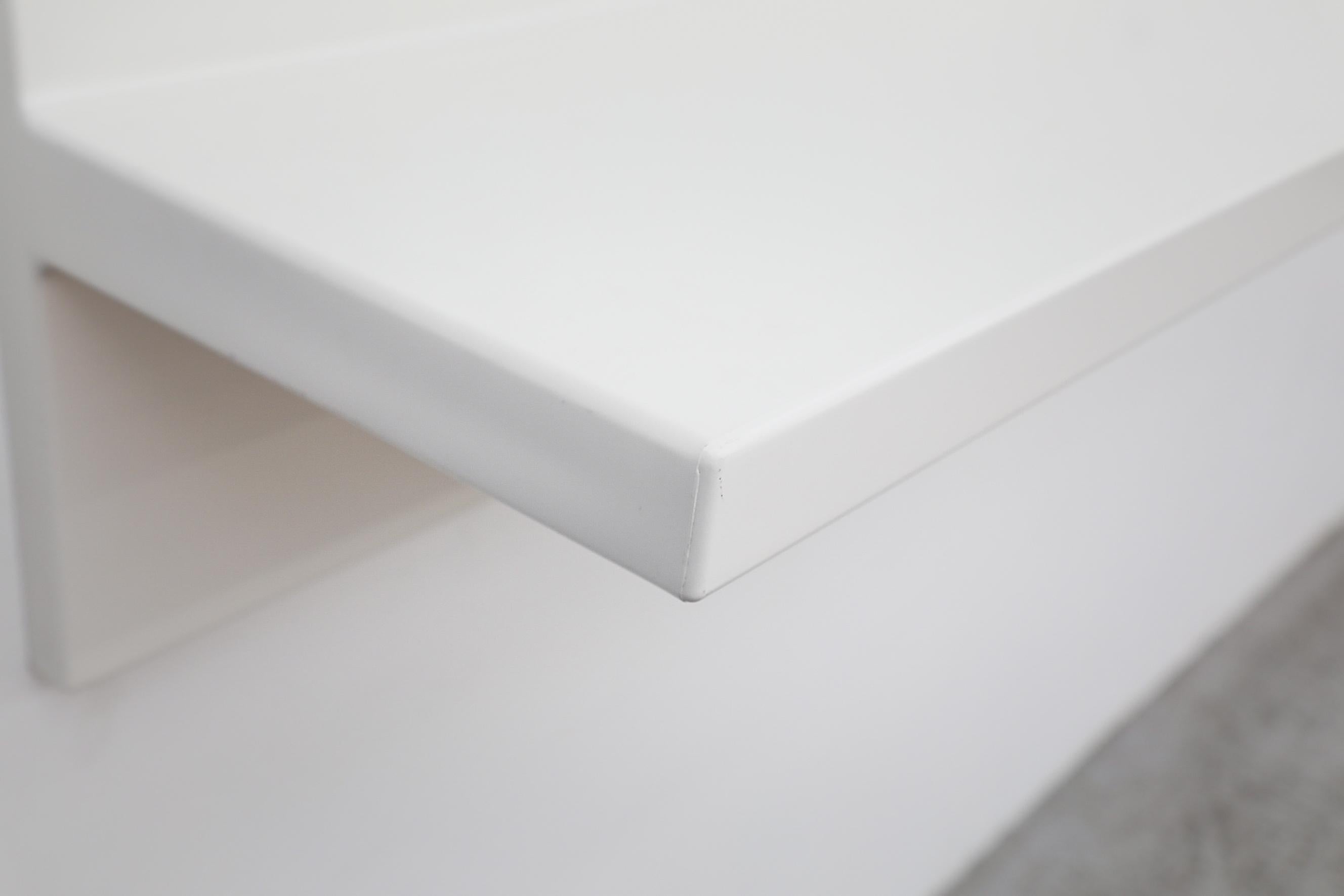 Juego de cinco estanterías flotantes blancas de acrílico moldeado inspiradas en Kartell en venta 7